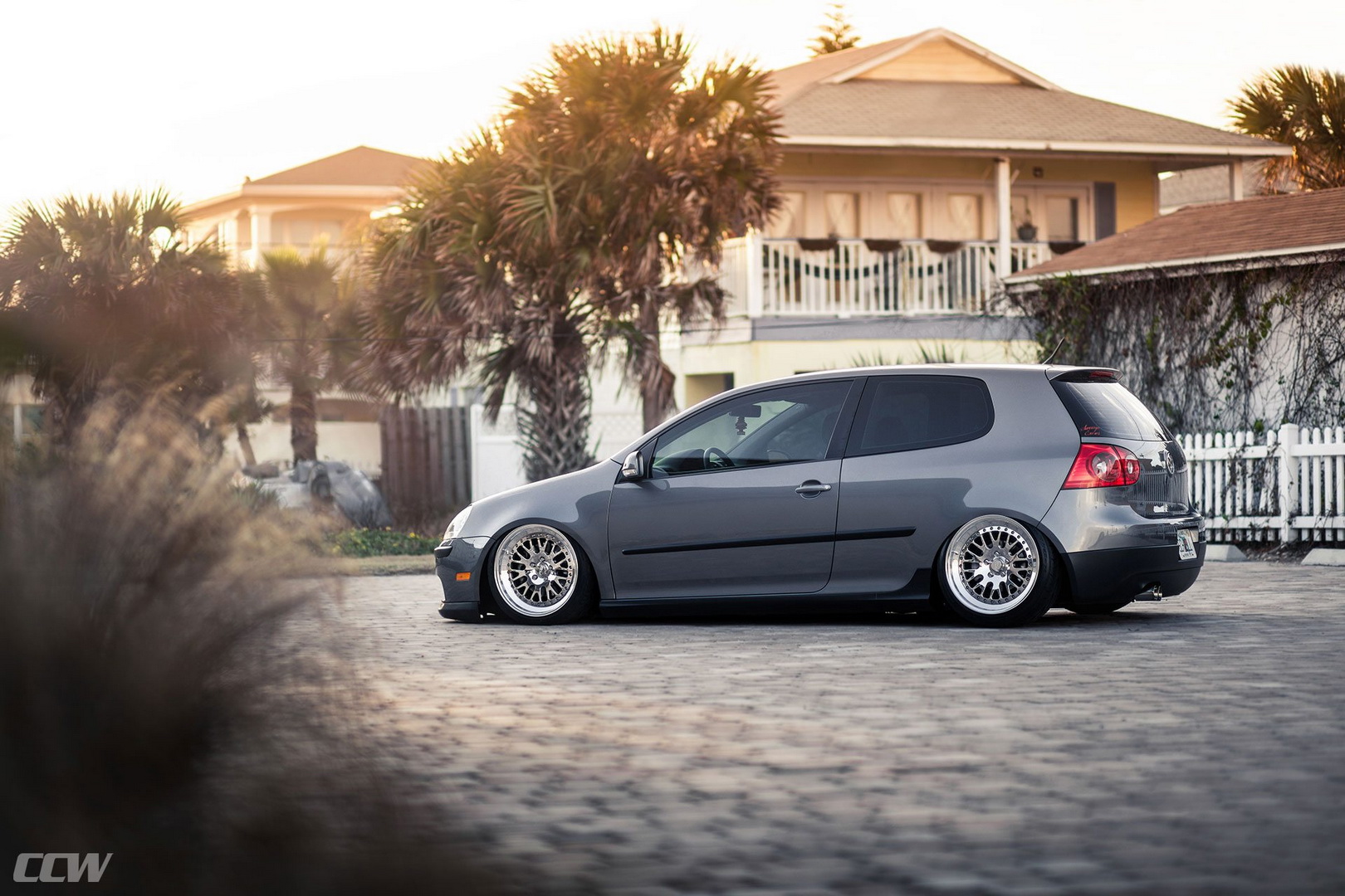 Slammed VW Golf Mk5 On Custom Wheels Just Doesn’t Work | Carscoops