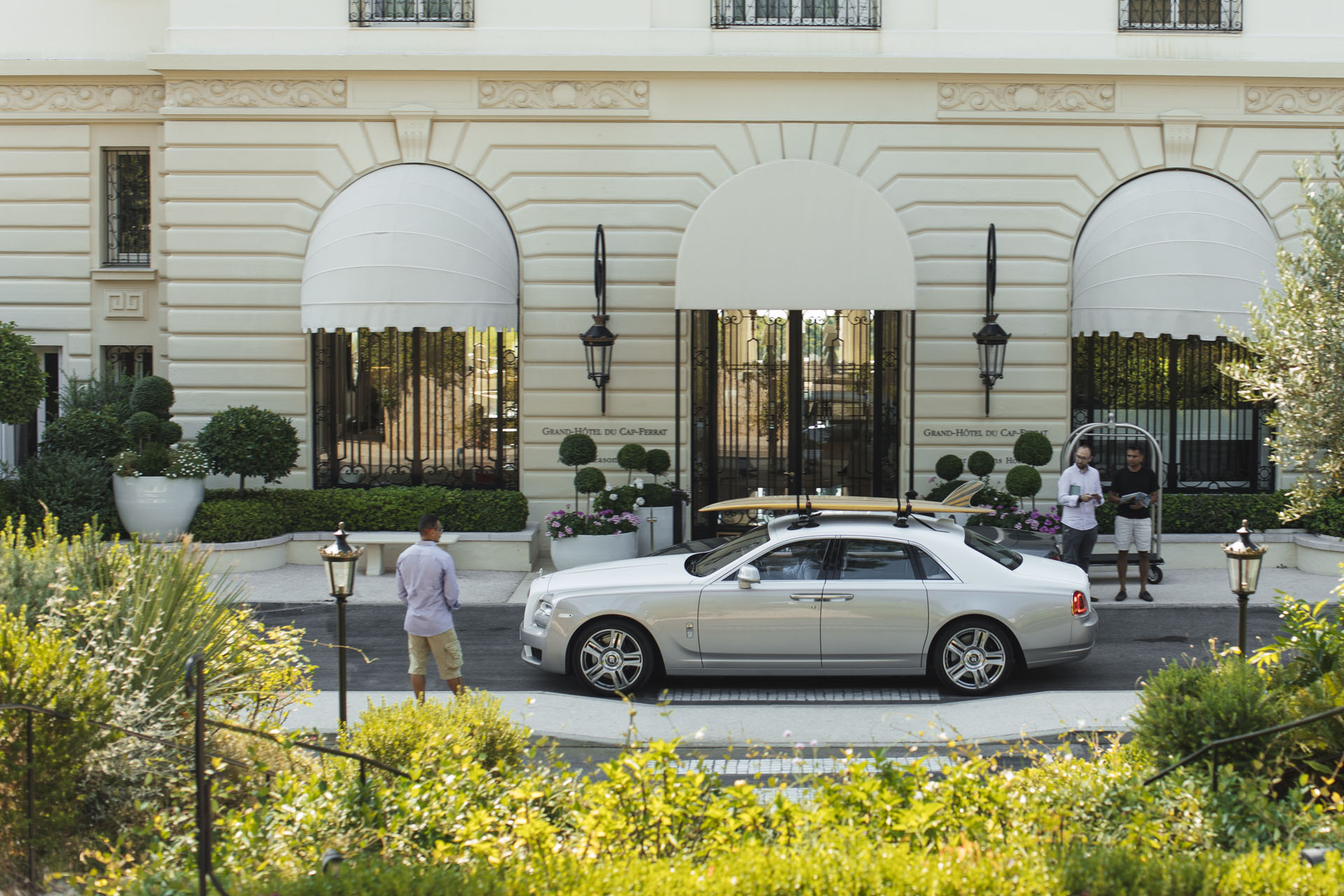 Rolls-Royce With A Surfboard On The Roof Isn’t Something You See Every ...