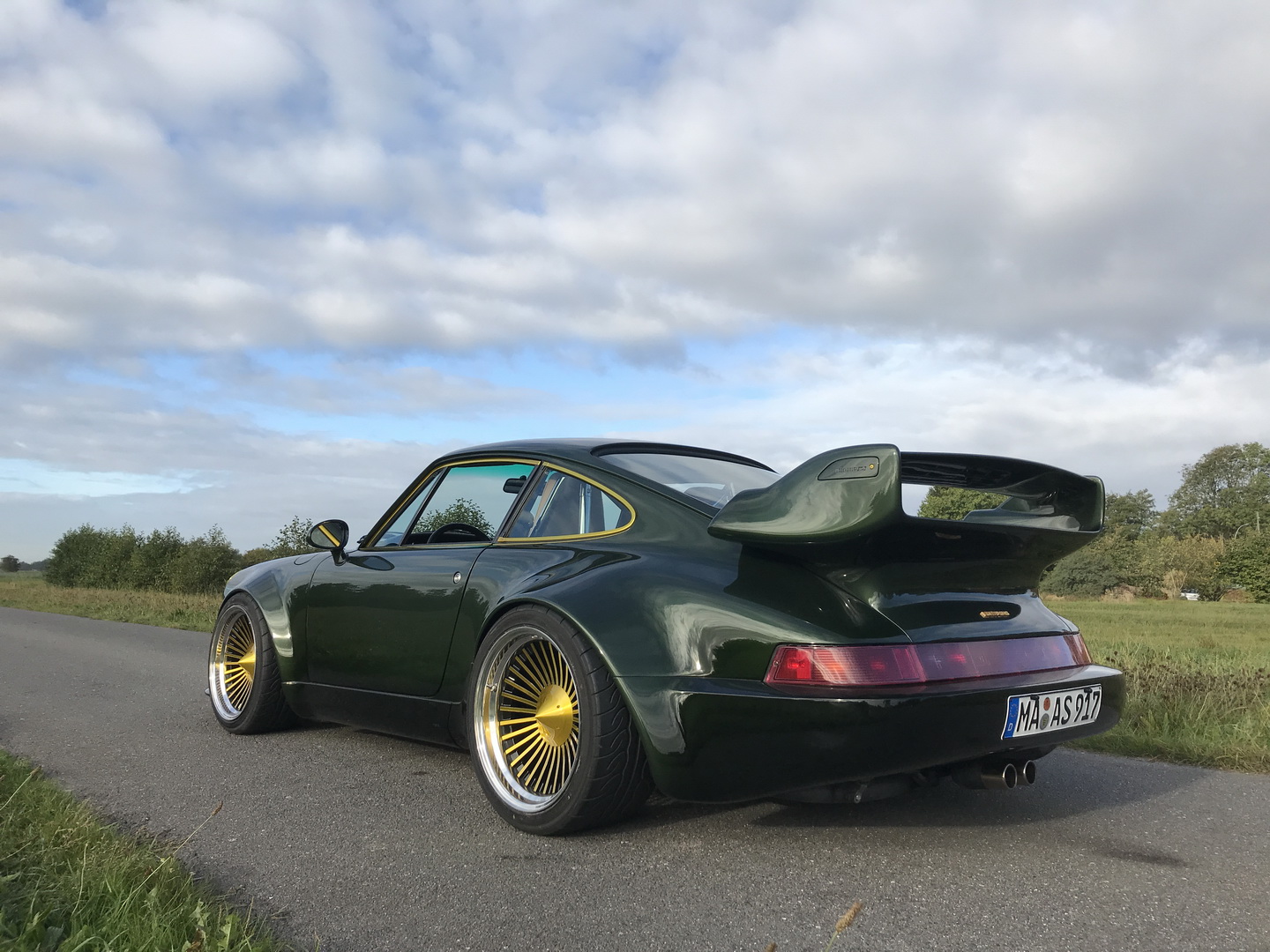 1993 Porsche 911 Turbo Does Away With Subtleties, Goes OTT | Carscoops