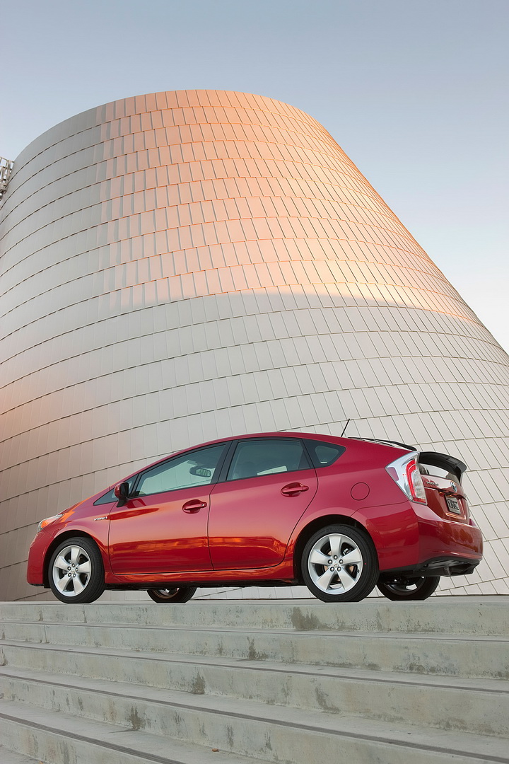 Toyota Recalls Over 800,000 Prius And Prius V For Stalling Issues ...