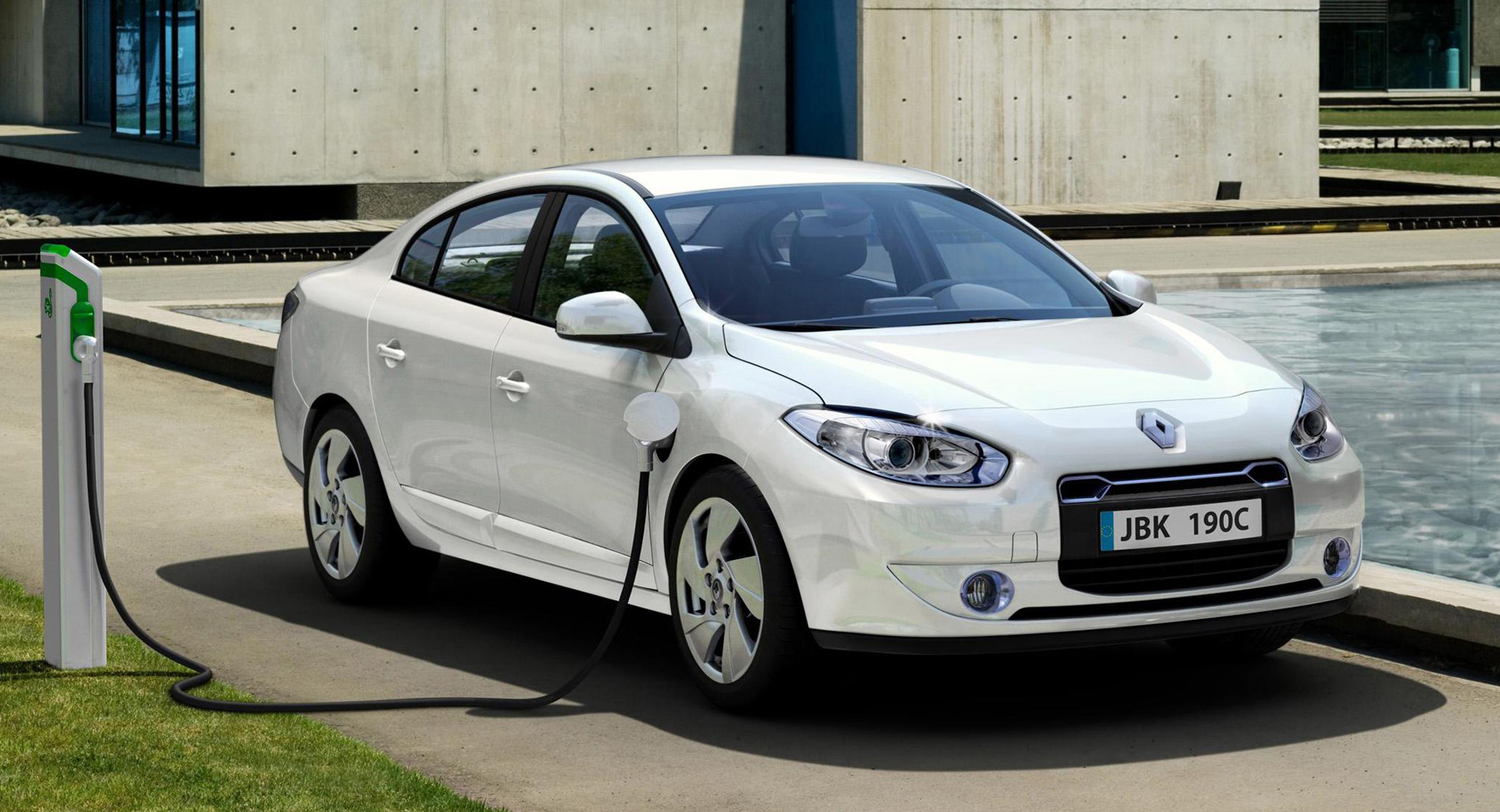 Нормальный автомобиль. Renault Fluence ze. Renault Fluence z.e.. Рено Флюенс электромобиль. Рено Флюенс в новом кузове.