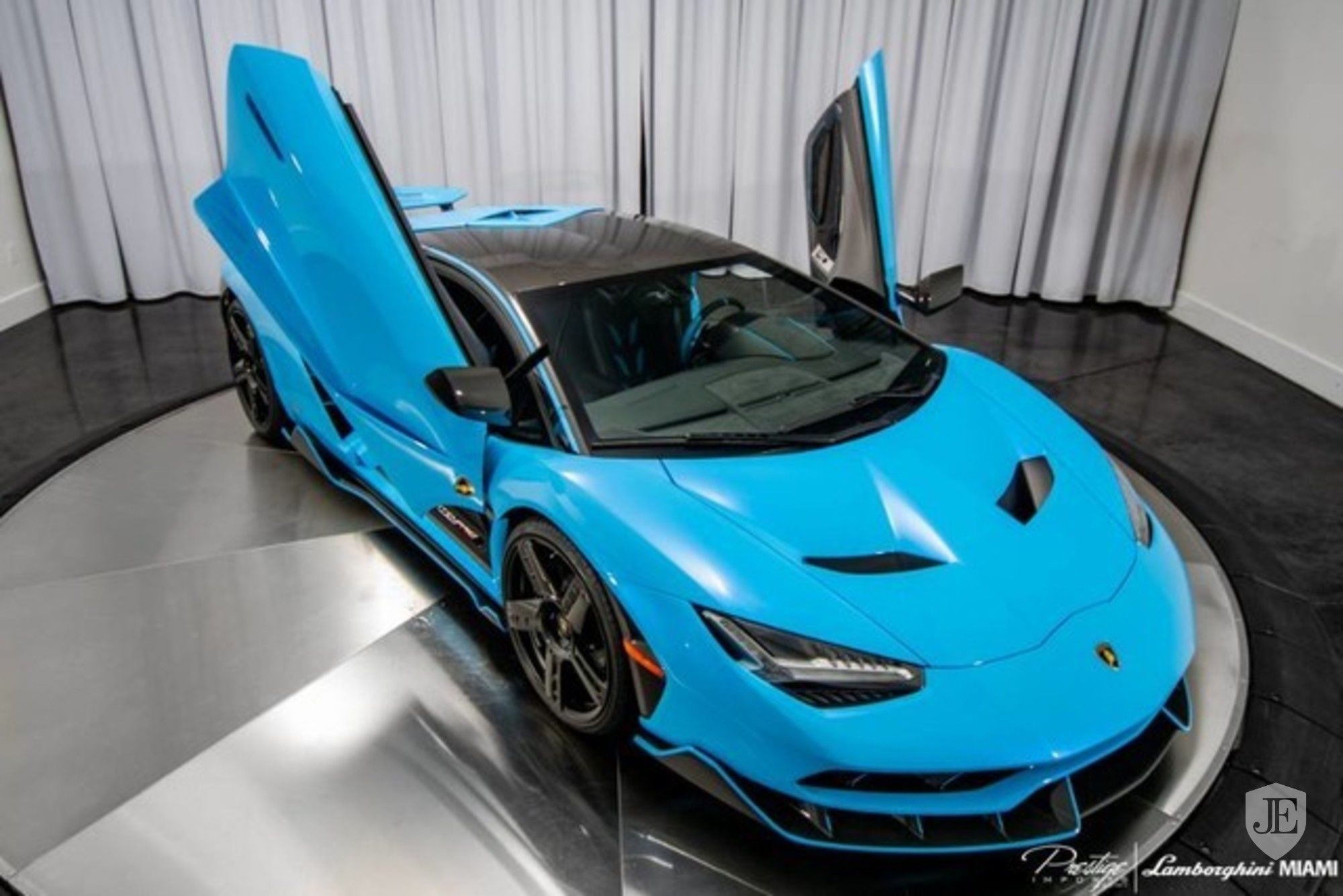 Lamborghini Centenario голубая