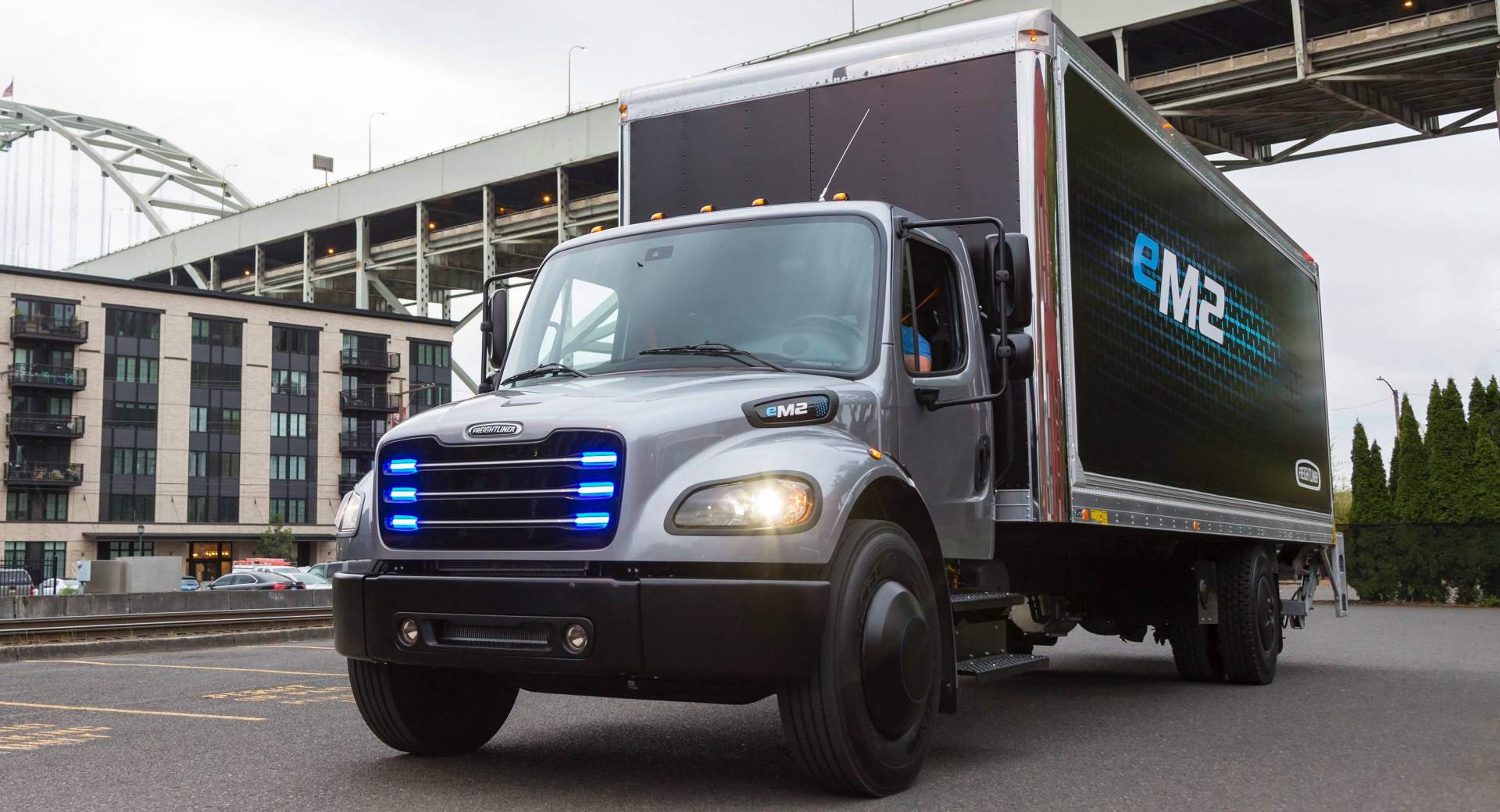 Freightliner’s eM2 MediumDuty Electric Truck Already On U.S. Roads