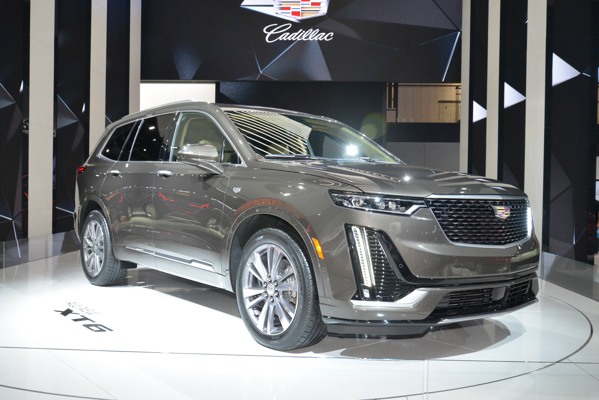 2020 Cadillac XT6 Brings Three Rows Of Seats To The Luxury Crossover ...