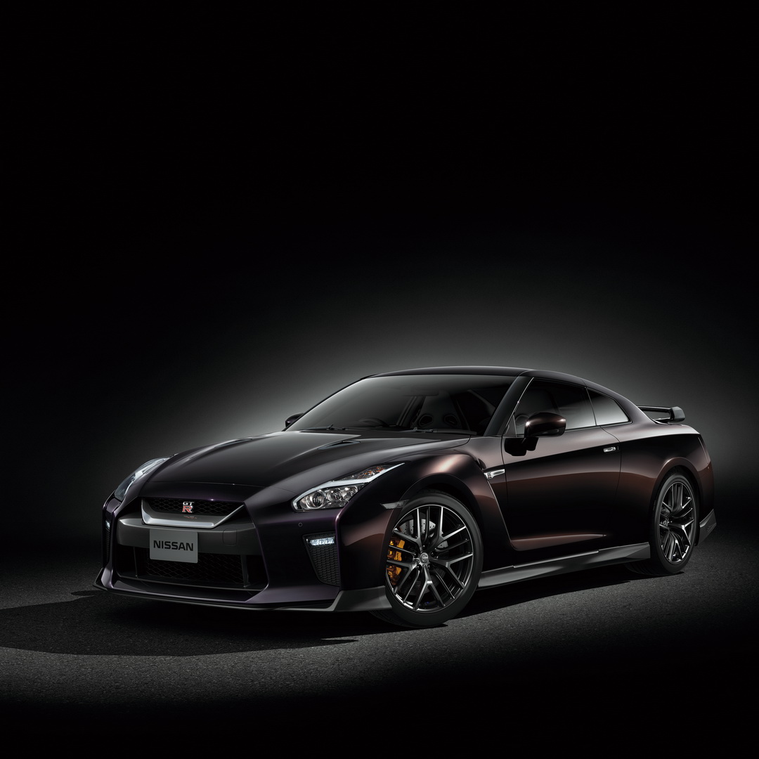 New Limited Edition Nissan GT-R Draws A Crowd At Tokyo | Carscoops