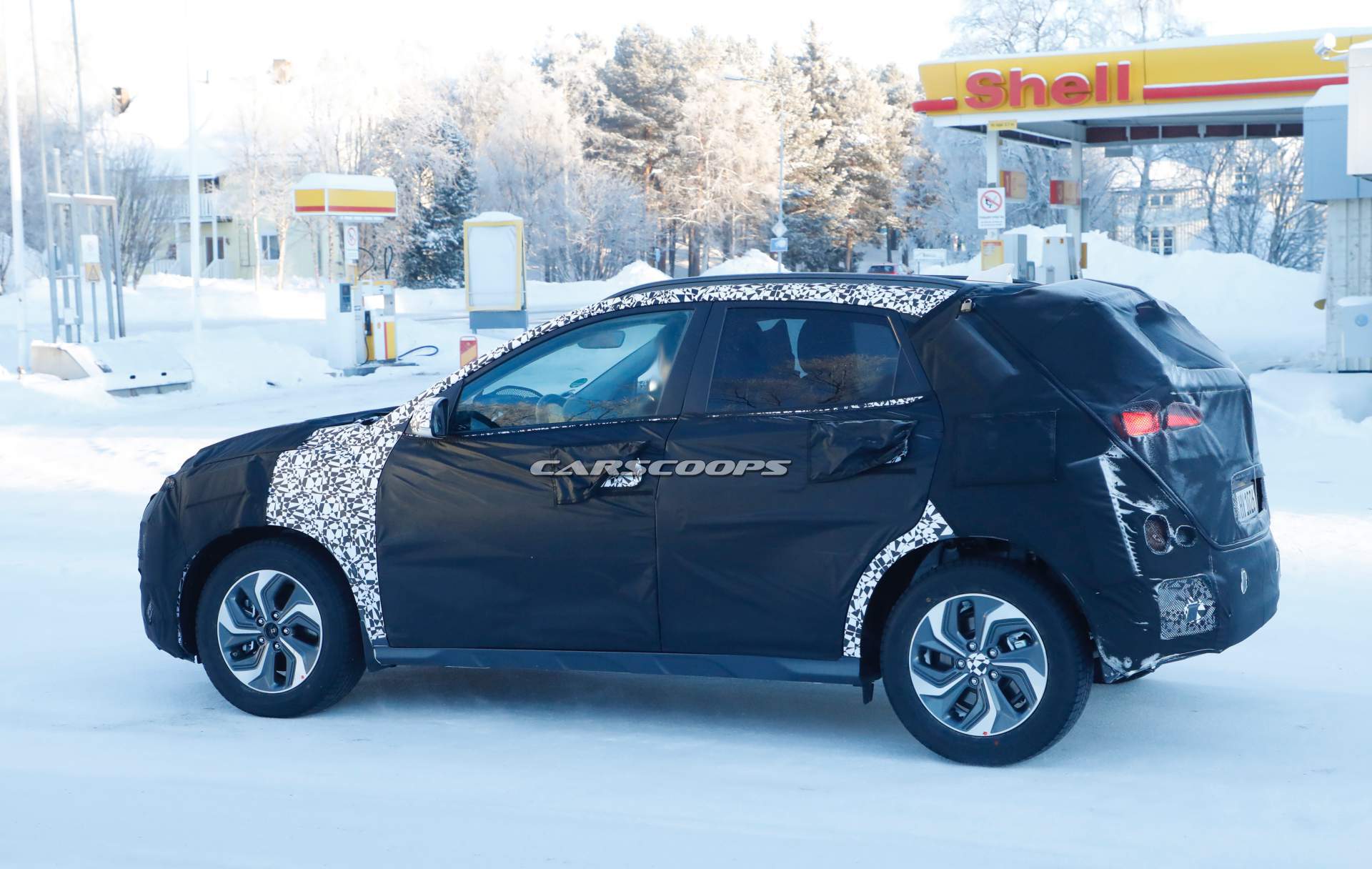 Hyundai Kona Hybrid Spied With Aero-Style Wheels, Bigger Infotainment ...