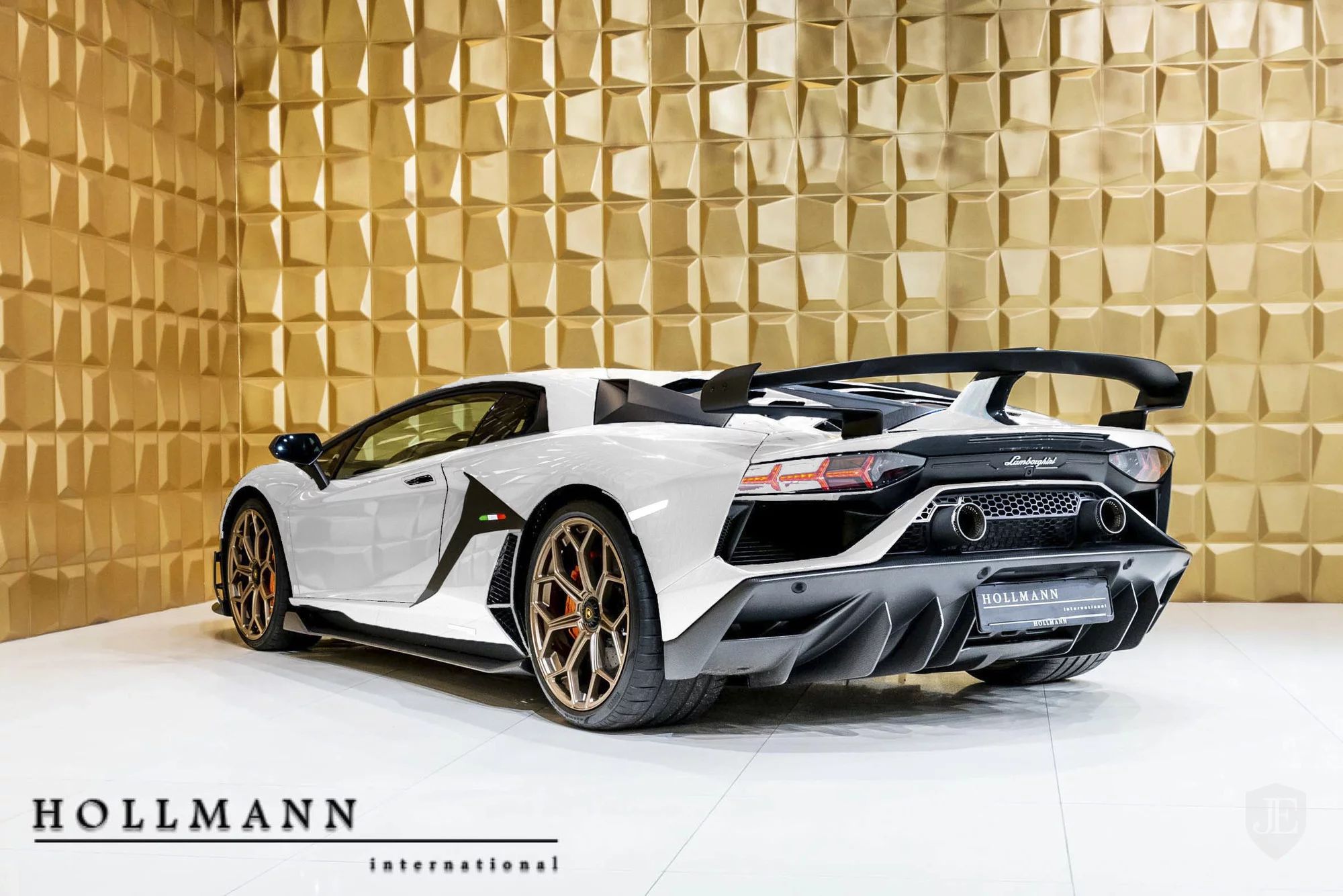 White And Gold Lamborghini Aventador SVJ Is Screaming To Be Adopted ...