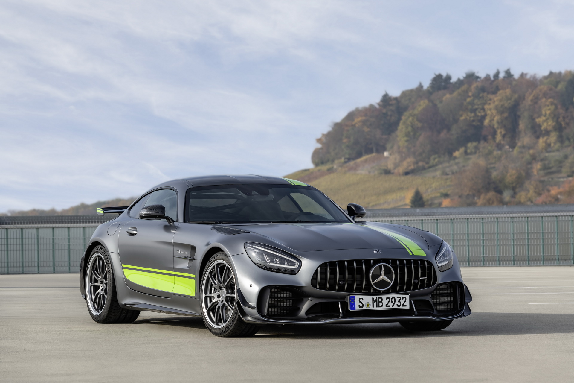 Track Focused Mercedes Amg Gt R Pro Gets 1 345 Uk Price Carscoops