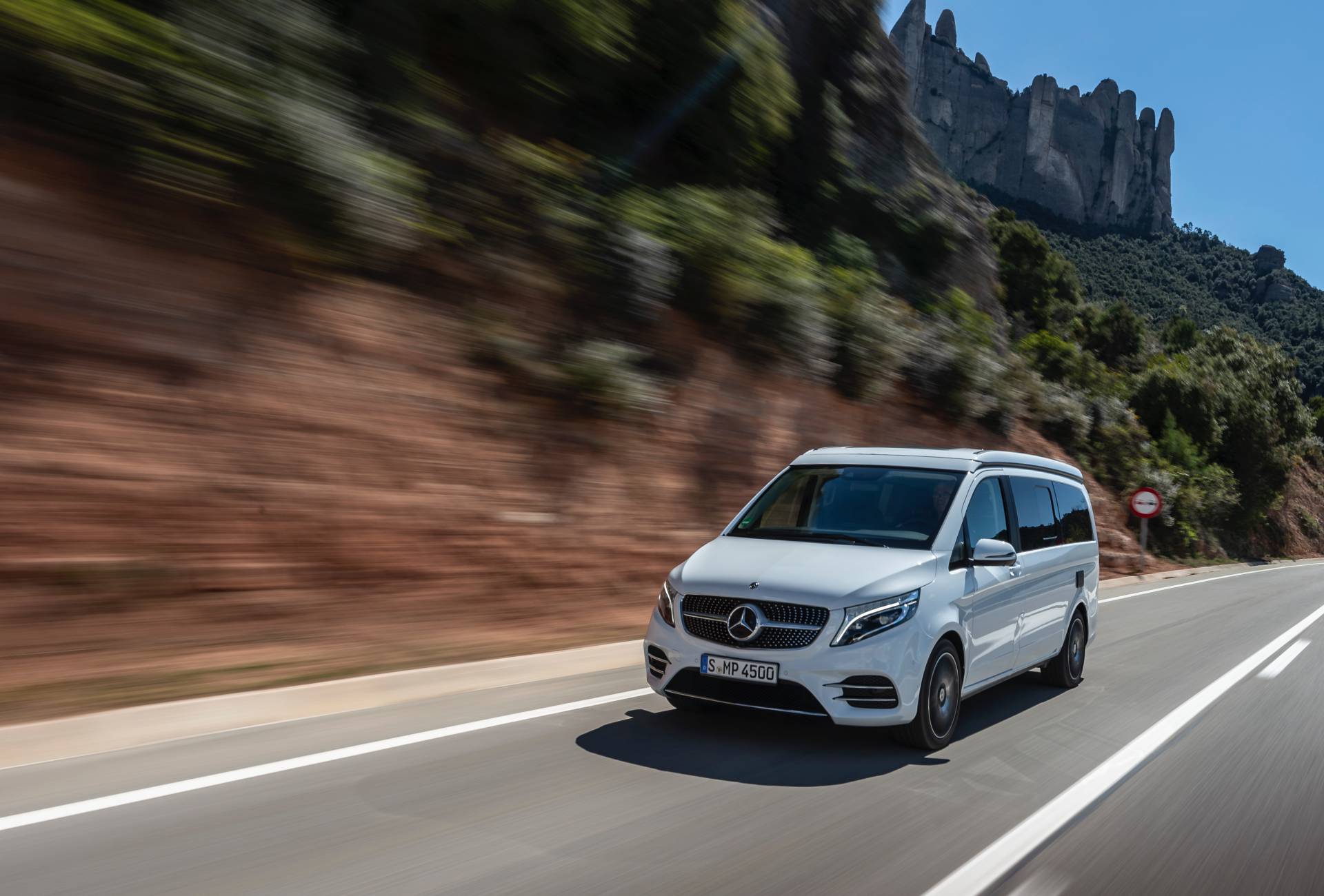 Мерседес объем. Mercedes Benz v class 2019 AMG. Мерседес v-class AMG 2019. Mercedes-Benz v300 Marco. Мерседес-Бенц минивэн 2020 АМГ.