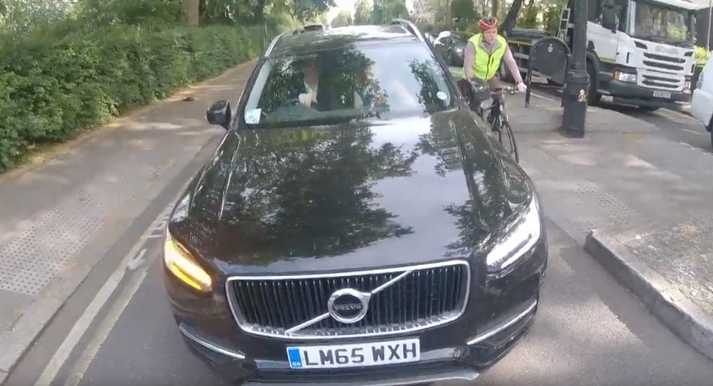  Doctors Try To Skip Traffic By Driving The Opposite Way, Cyclist Makes Them Turn Around