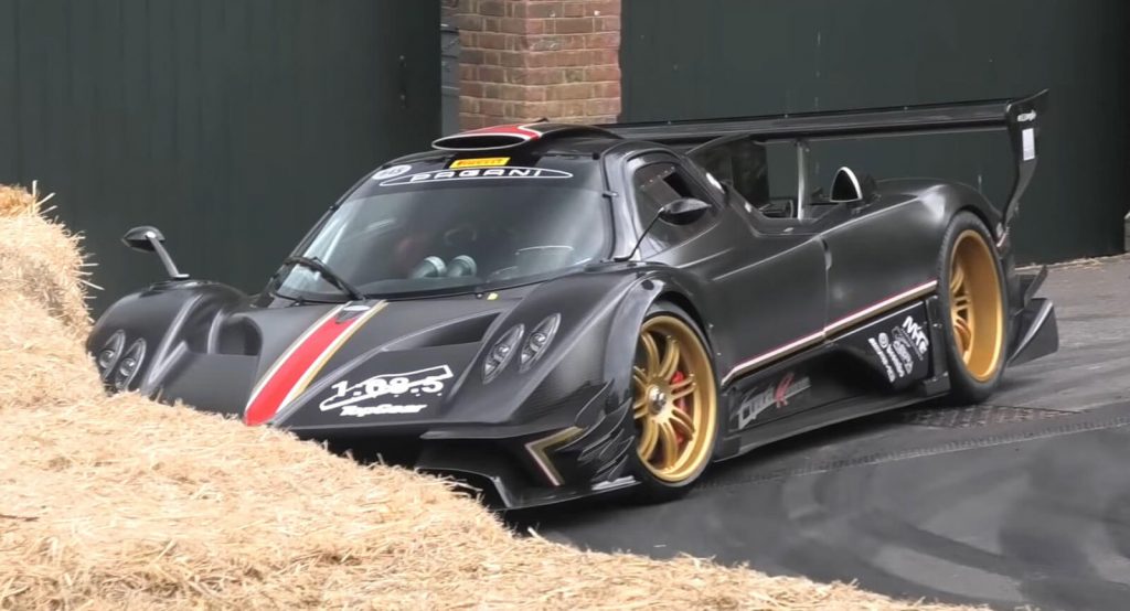  Pagani Zonda R Makes A U-Turn At Goodwood, Somehow Hits A Haystack And Loses Front Blade