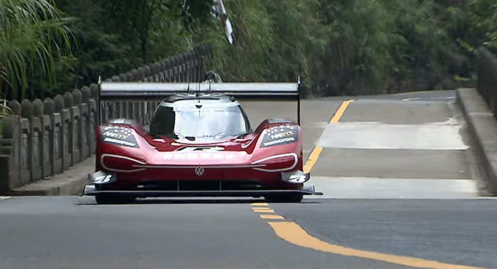  Watch VW’s ID.R Devour The Tianmen Mountain Hillclimb In China