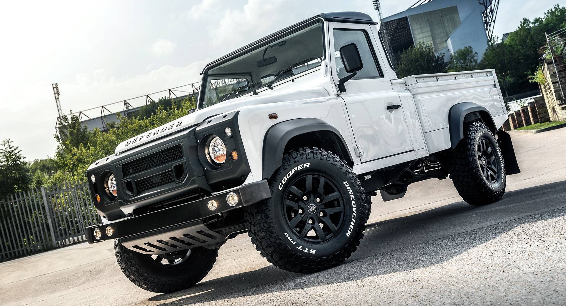 Continentaal cache maat At $42k, Chelsea Truck's Custom Land Rover Defender Pickup Is A Steal |  Carscoops