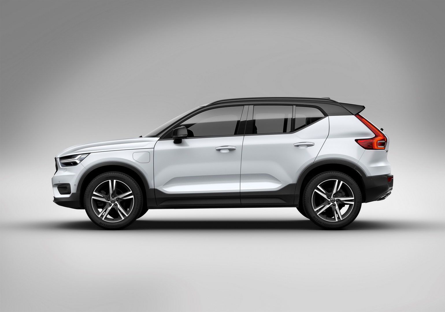 Volvo To Give Buyers Of Its Plug-In Hybrids Free Charging For A Year ...