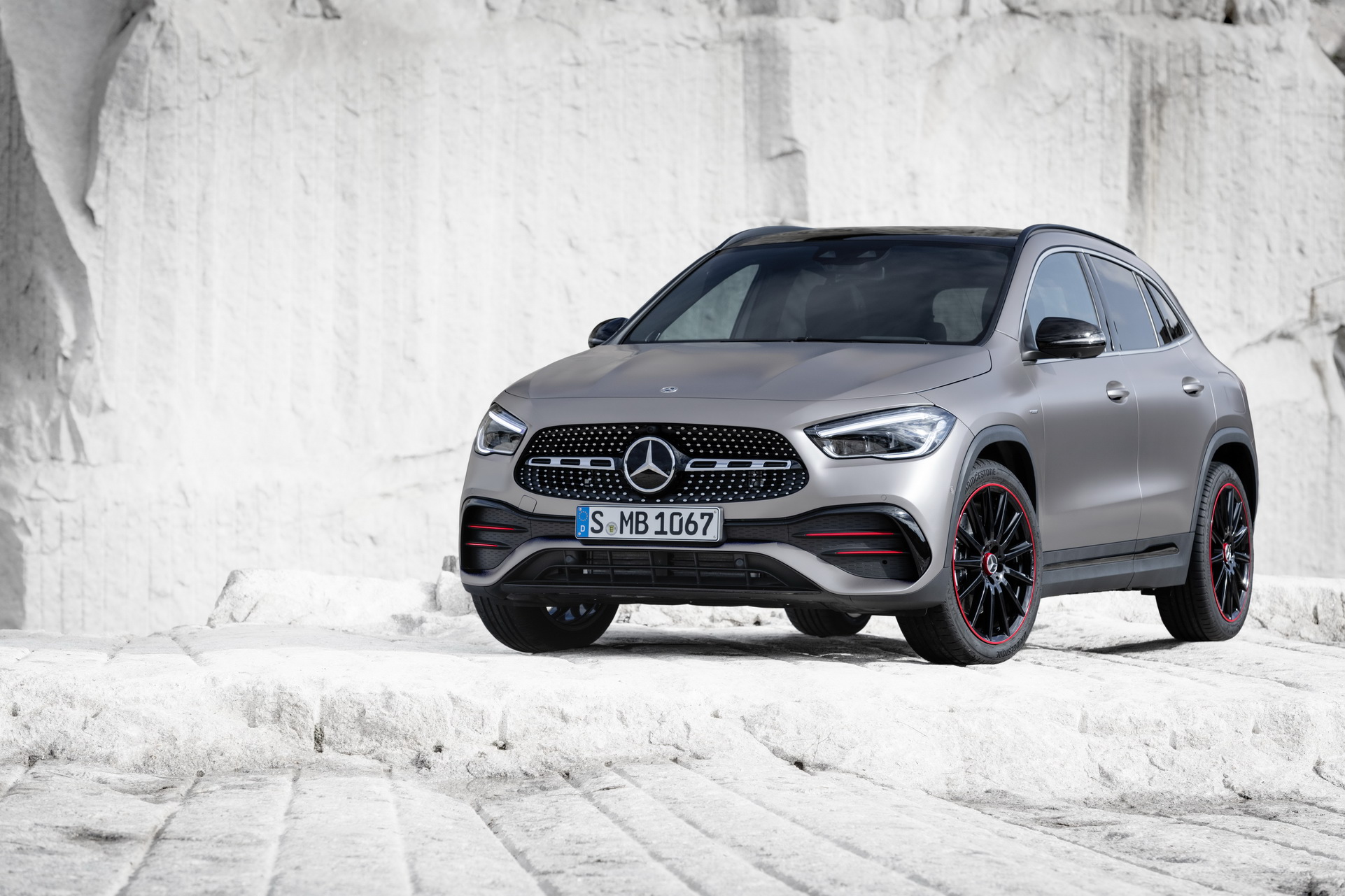 2021 Mercedes Benz Gla Is A Curvy And Youthful Little Crossover Carscoops