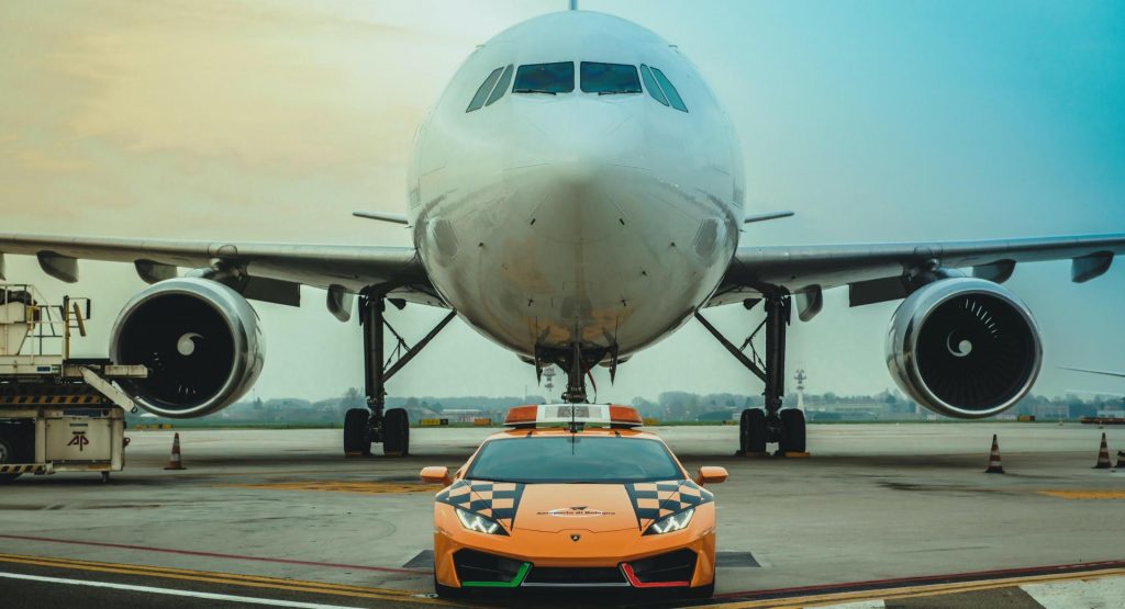  Bologna Airport Gets New Lambo Huracan LP 580-2 Follow-Me Car Because RWD