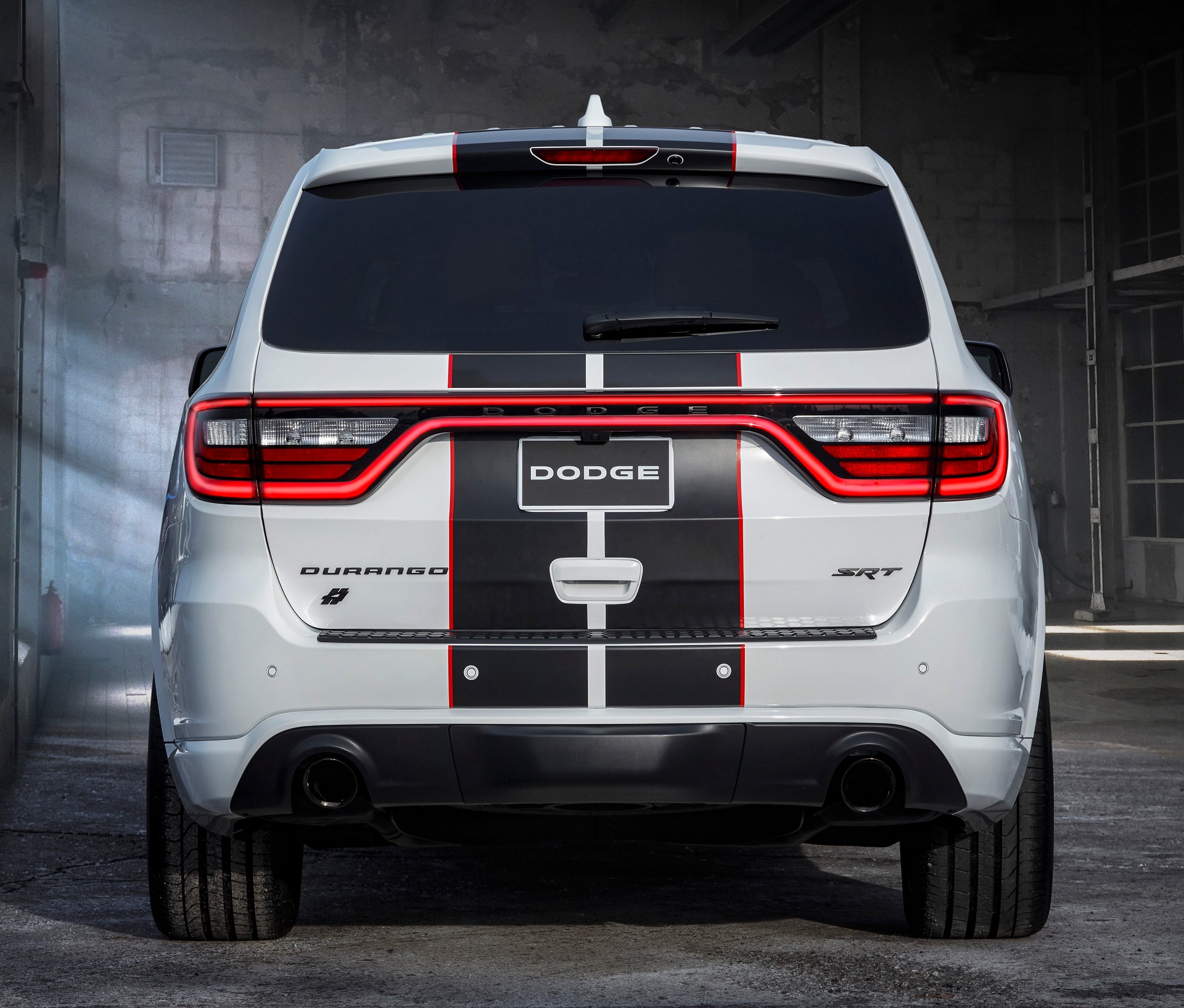 2011 - [Dodge] Durango / Magnum - Page 3 Dodge-Durango-SRT-Black-and-Redline-Stripe-4