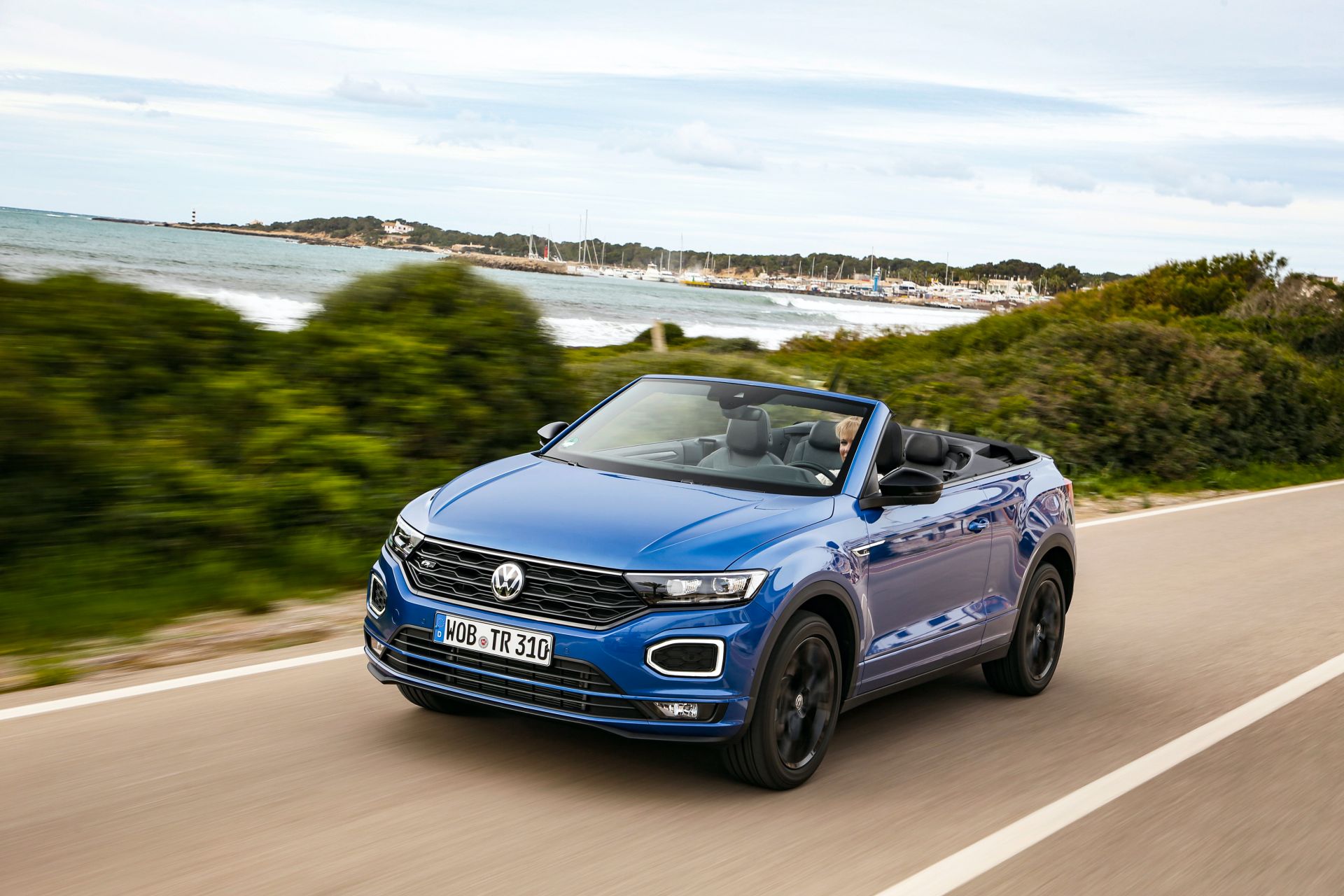 Vw T Roc Cabriolet High Riding Golf Convertible Successor Overexposed In Photos Videos