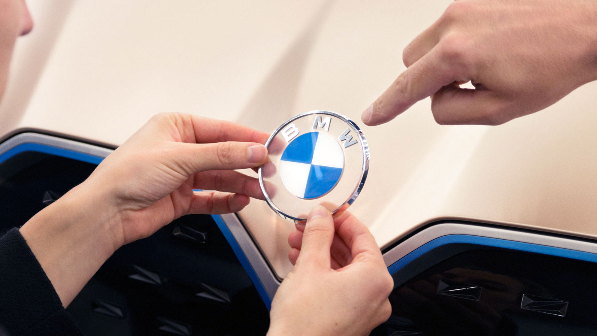BMW Debuts New Flat Transparent Propeller Badge With The Concept