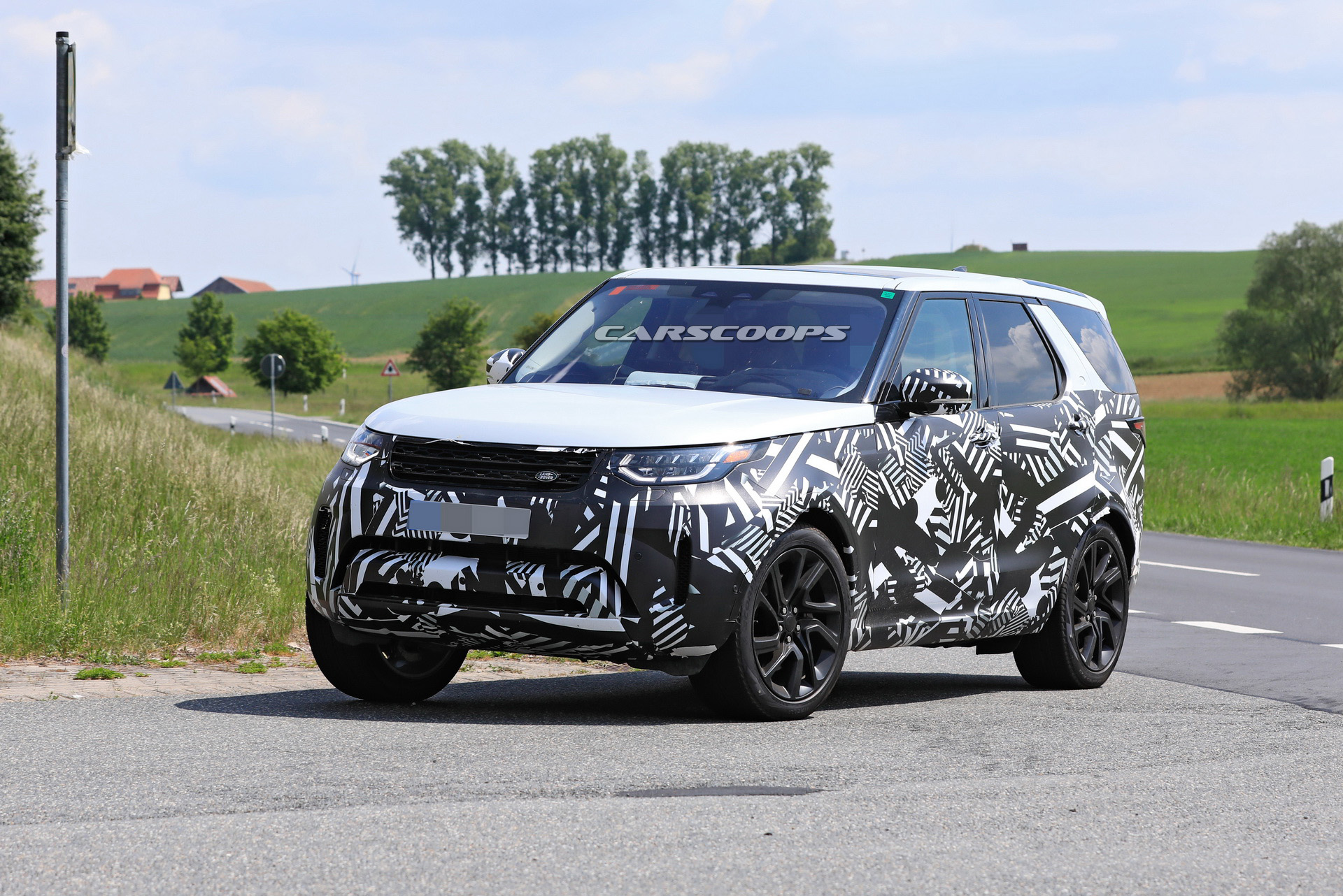2021 Land Rover Discovery Coming With Updated Looks Which We Can T Yet See Carscoops