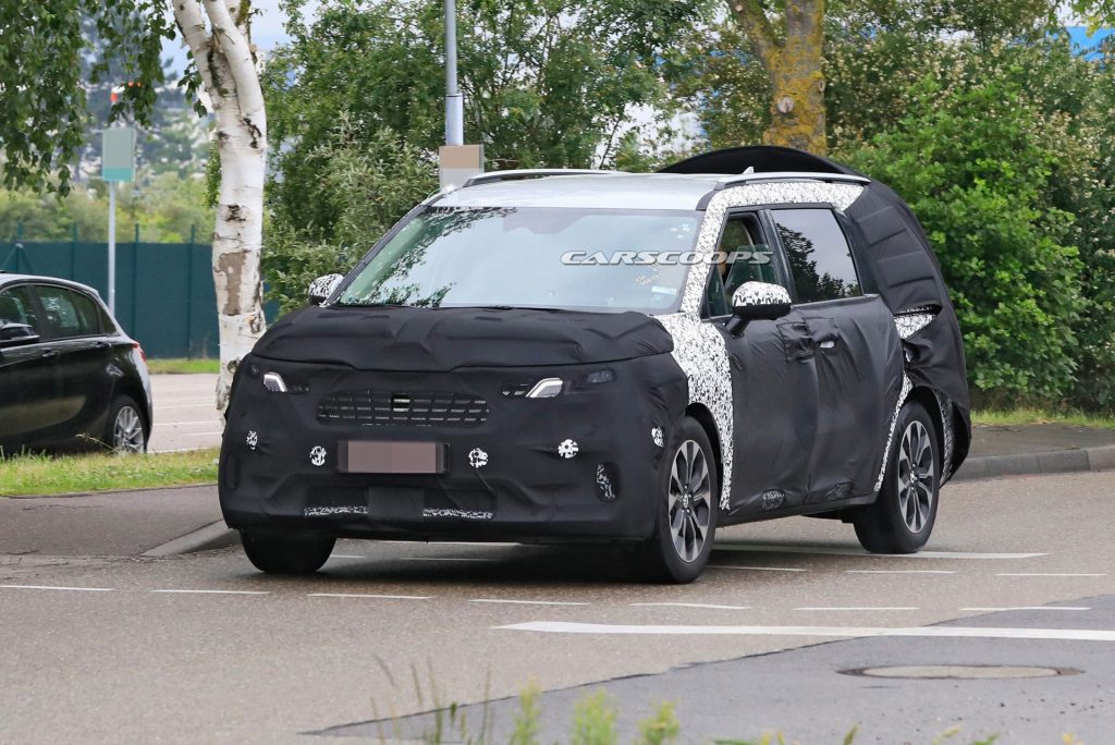 2021 Kia Sedona Minivan Spied, Could Offer Hybrid Powertrains | Carscoops