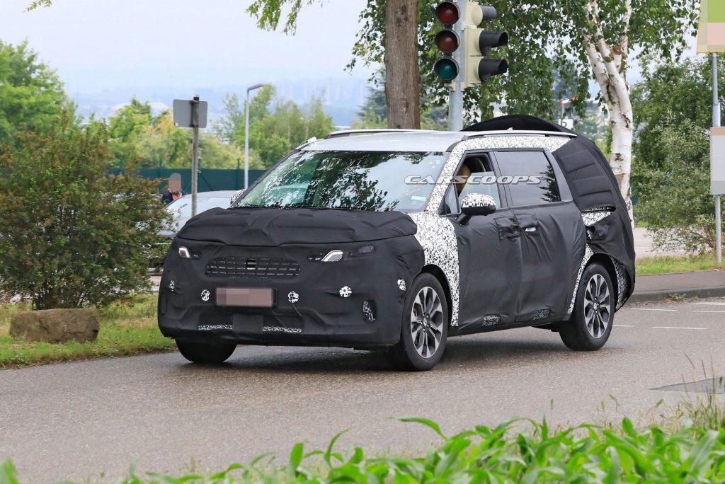 2021 Kia Sedona Minivan Spied, Could Offer Hybrid Powertrains | Carscoops