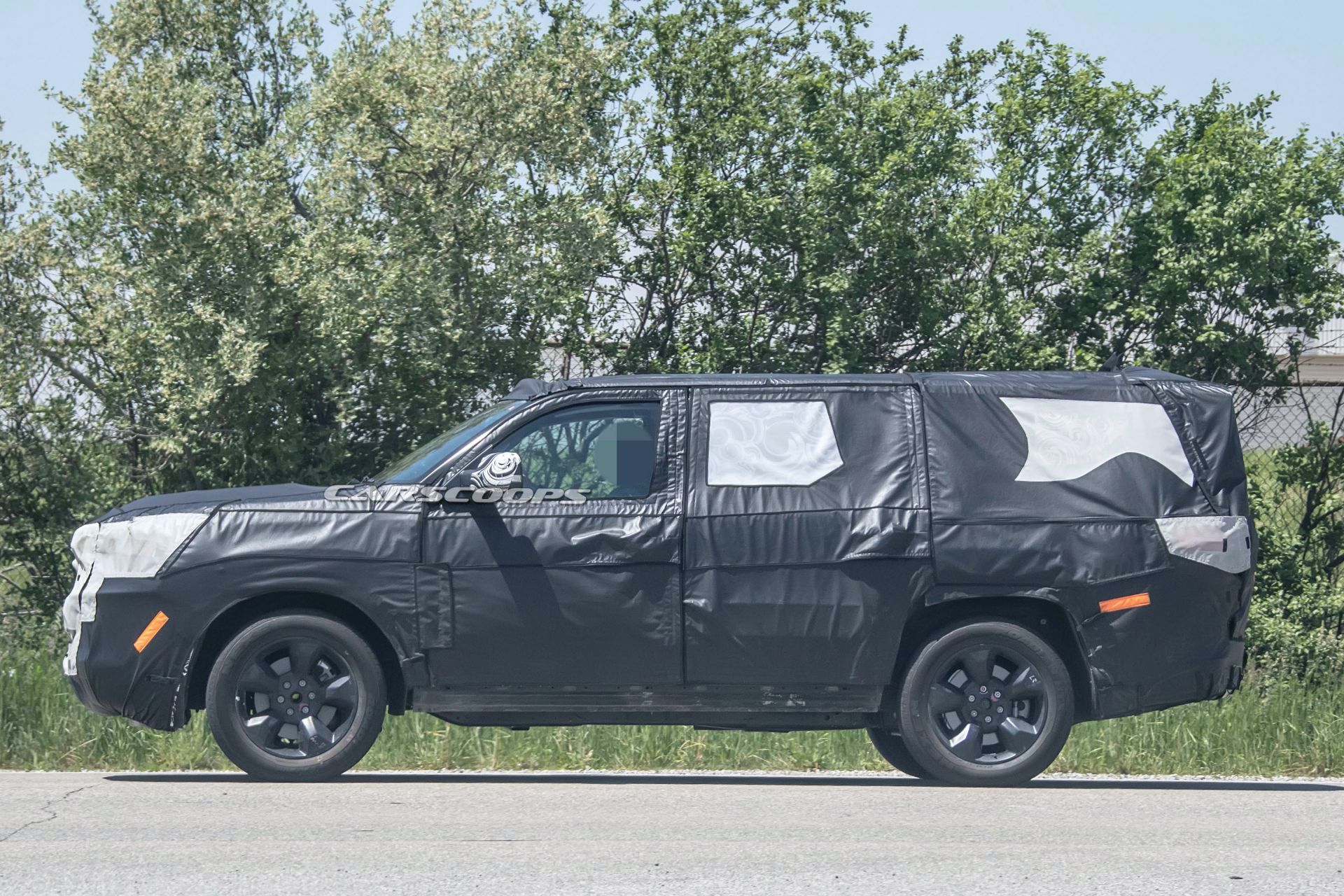 2022 jeep grand wagoneer gets stuck on muddy shoulder, tow