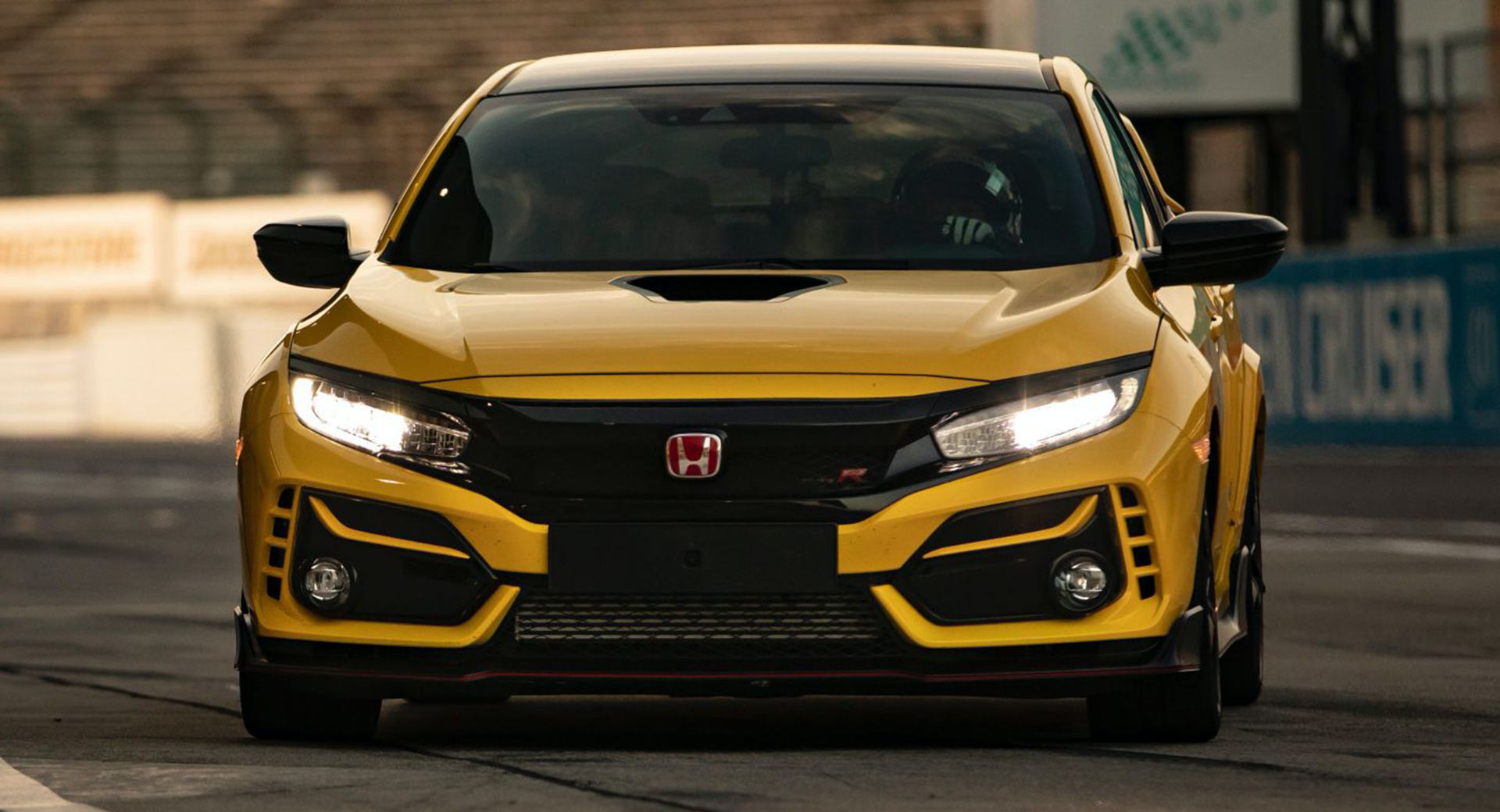 Watch In Awe As 21 Honda Civic Type R Limited Edition Hits 180 Mph 290 Km H Carscoops