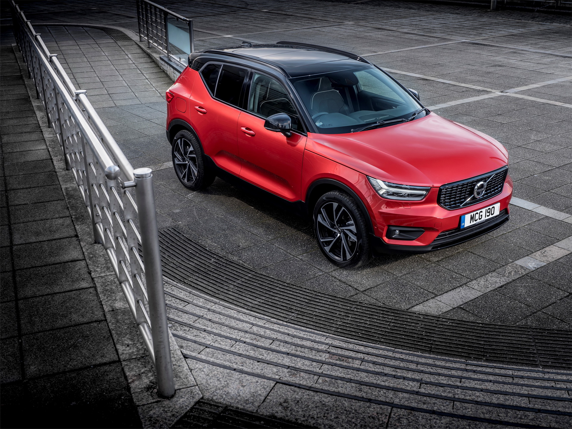 Красный volvo xc40