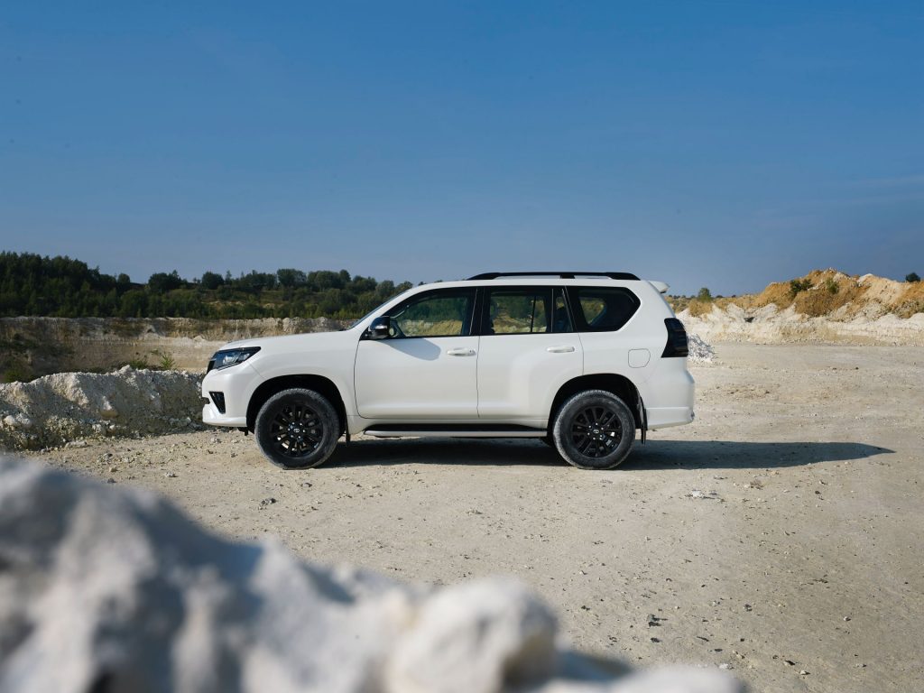 Black onyx toyota prado