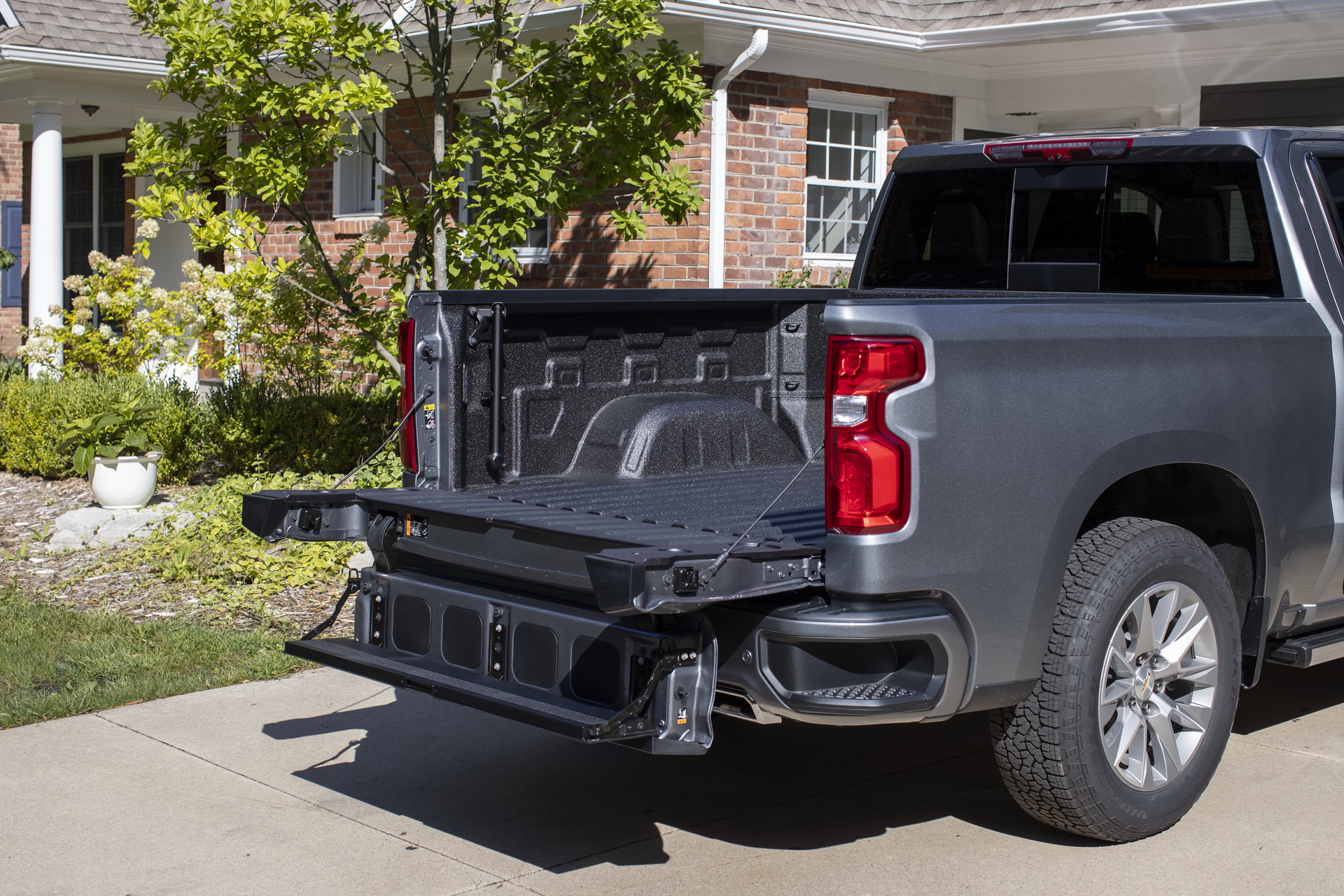 2021 Chevy Silverado Is Even More Clever Than Its New ...