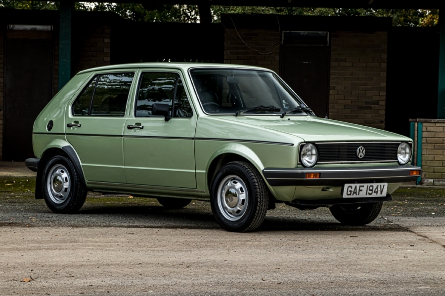 schuif bovenstaand een paar You Can Almost Smell The New Car Scent On This 738 Mile 1980 VW Golf Mk1 |  Carscoops