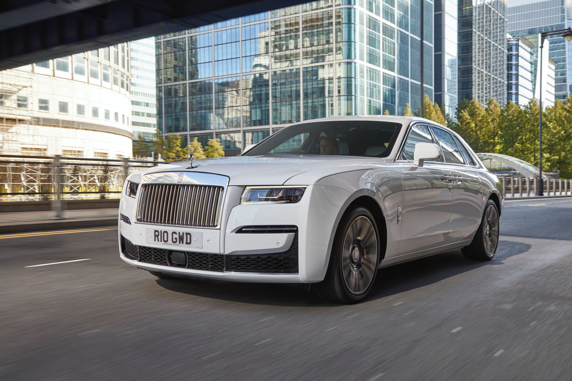 Opulent And All New 2021 Rolls Royce Ghost Reaches Uk Showrooms Deliveries Begin In December Carscoops