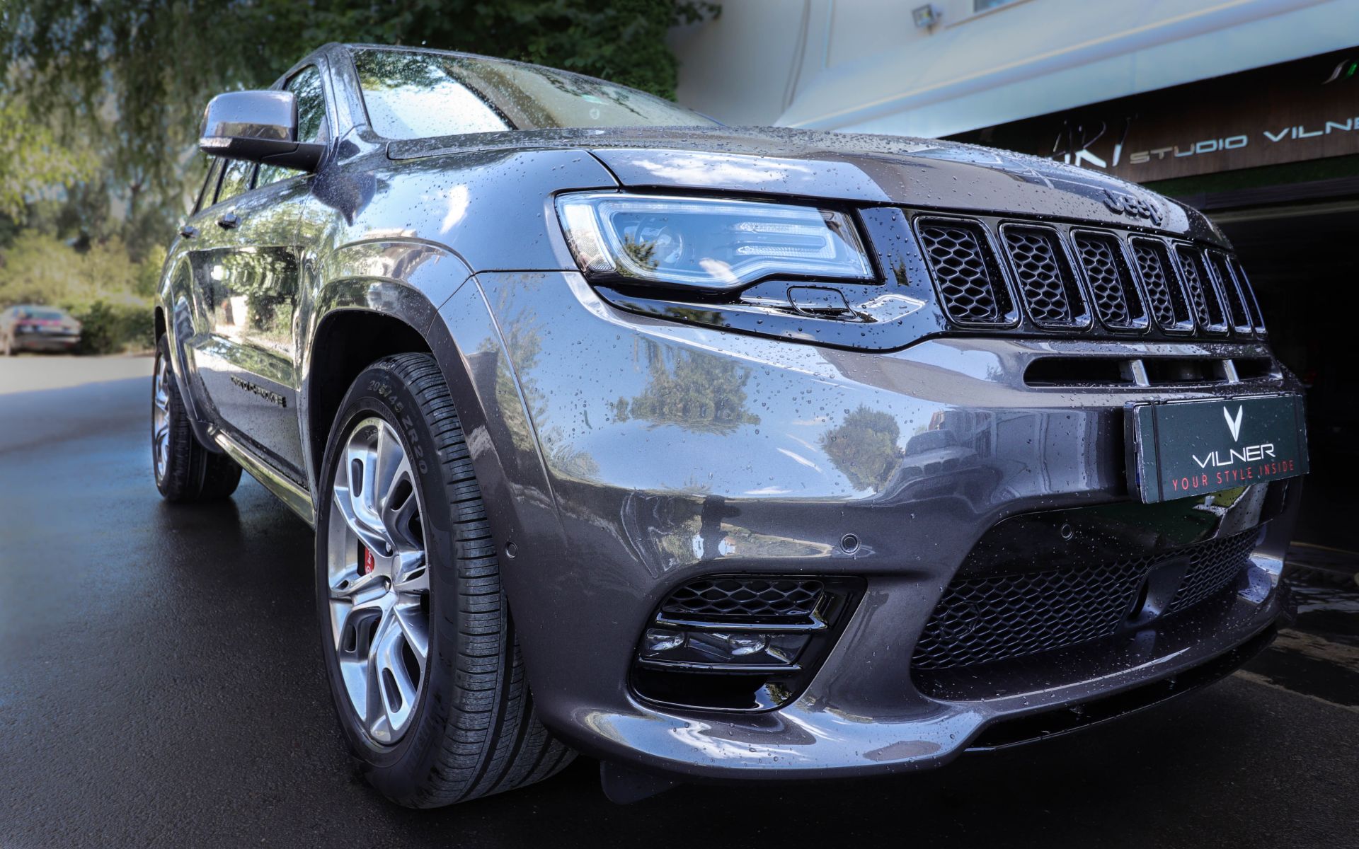 Jeep Owner Wanted Grand Cherokee Srt Gone But Then Vilner Did This To The Interior Carscoops