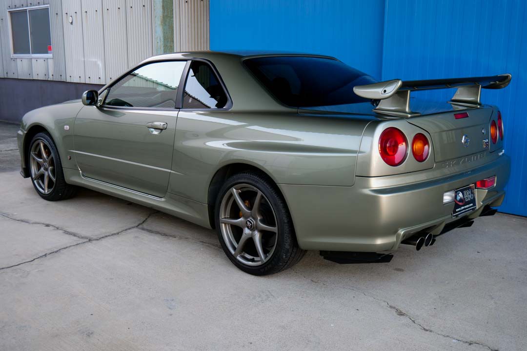 Very Low Mileage Nissan Skyline Gt R V Spec Ii Nur Goes For An Eye Watering 485 000 Carscoops