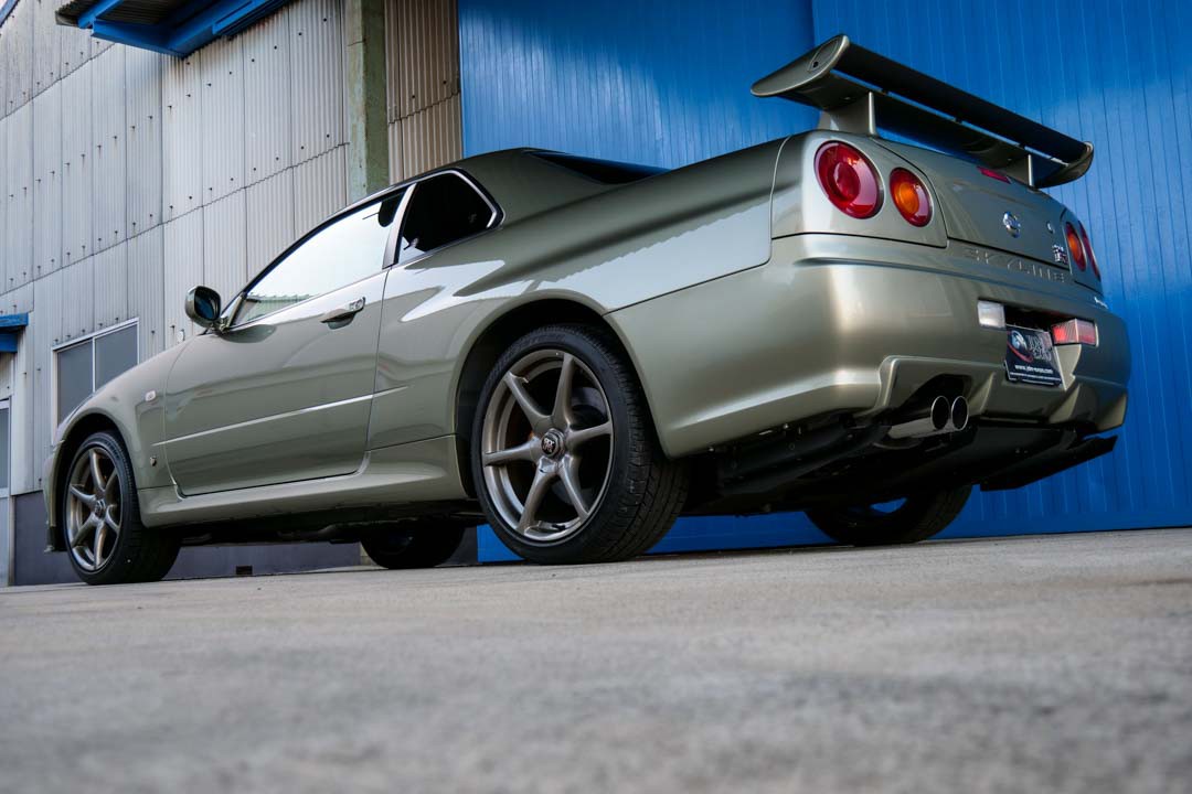 Very Low Mileage Nissan Skyline Gt R V Spec Ii Nur Goes For An Eye Watering 485 000 Carscoops