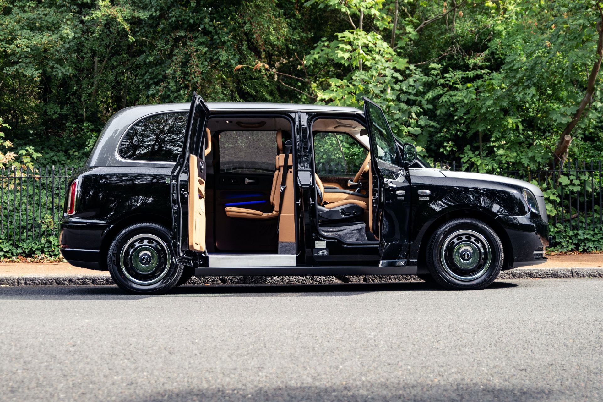 sutton-vip-class-levc-tx-is-the-most-luxurious-london-taxi-costs-155k