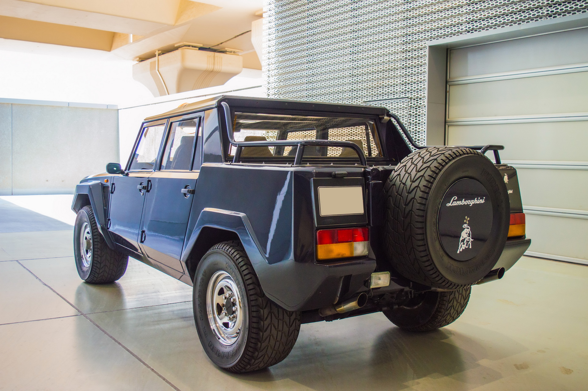 Грузовика Lamborghini lm002