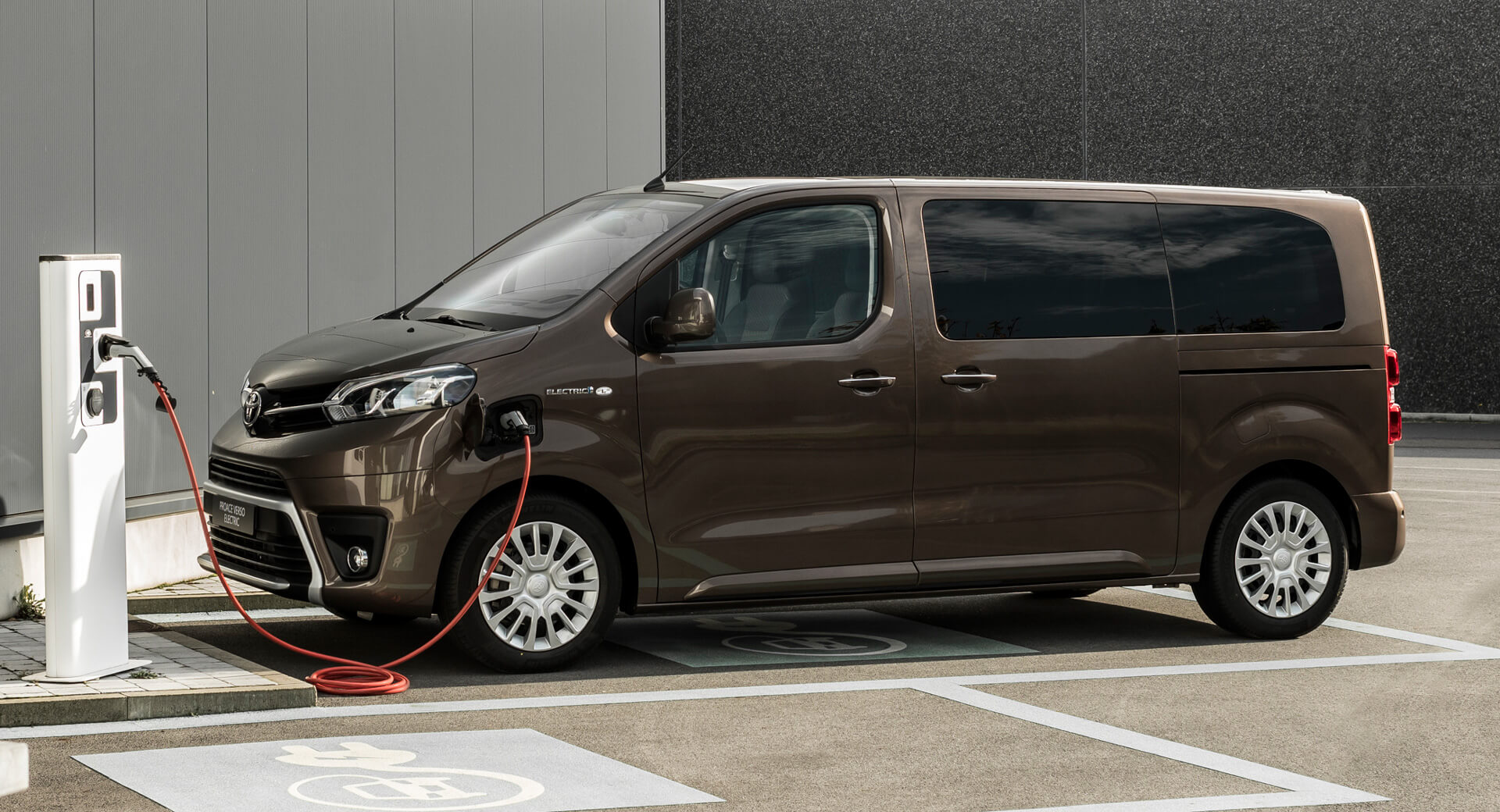 https://www.carscoops.com/wp-content/uploads/2020/11/2021-toyota-proace-verso-electric-0.jpg
