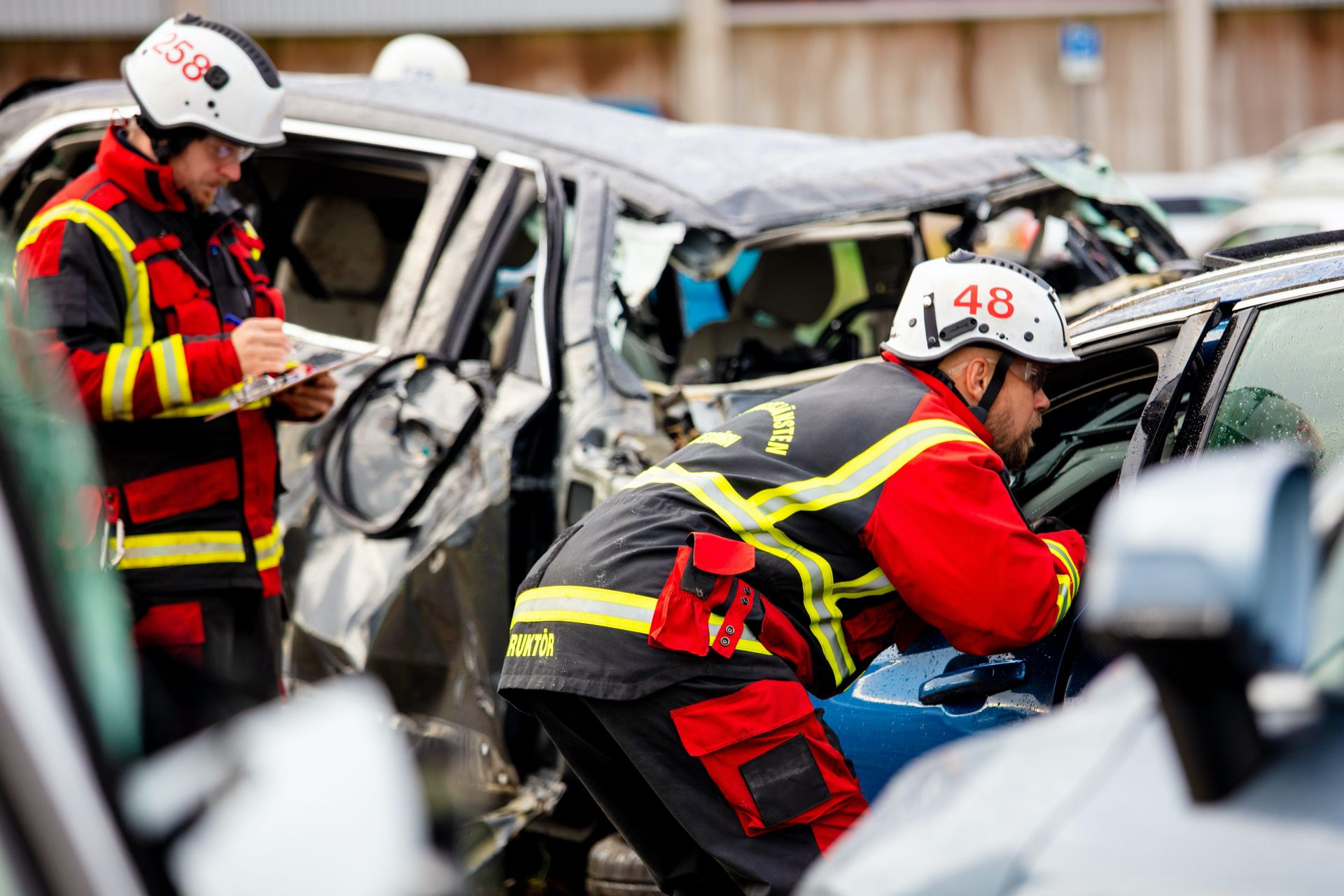 Volvo Drops 10 New Cars From Crane In Order For Rescue Crews To Train ...