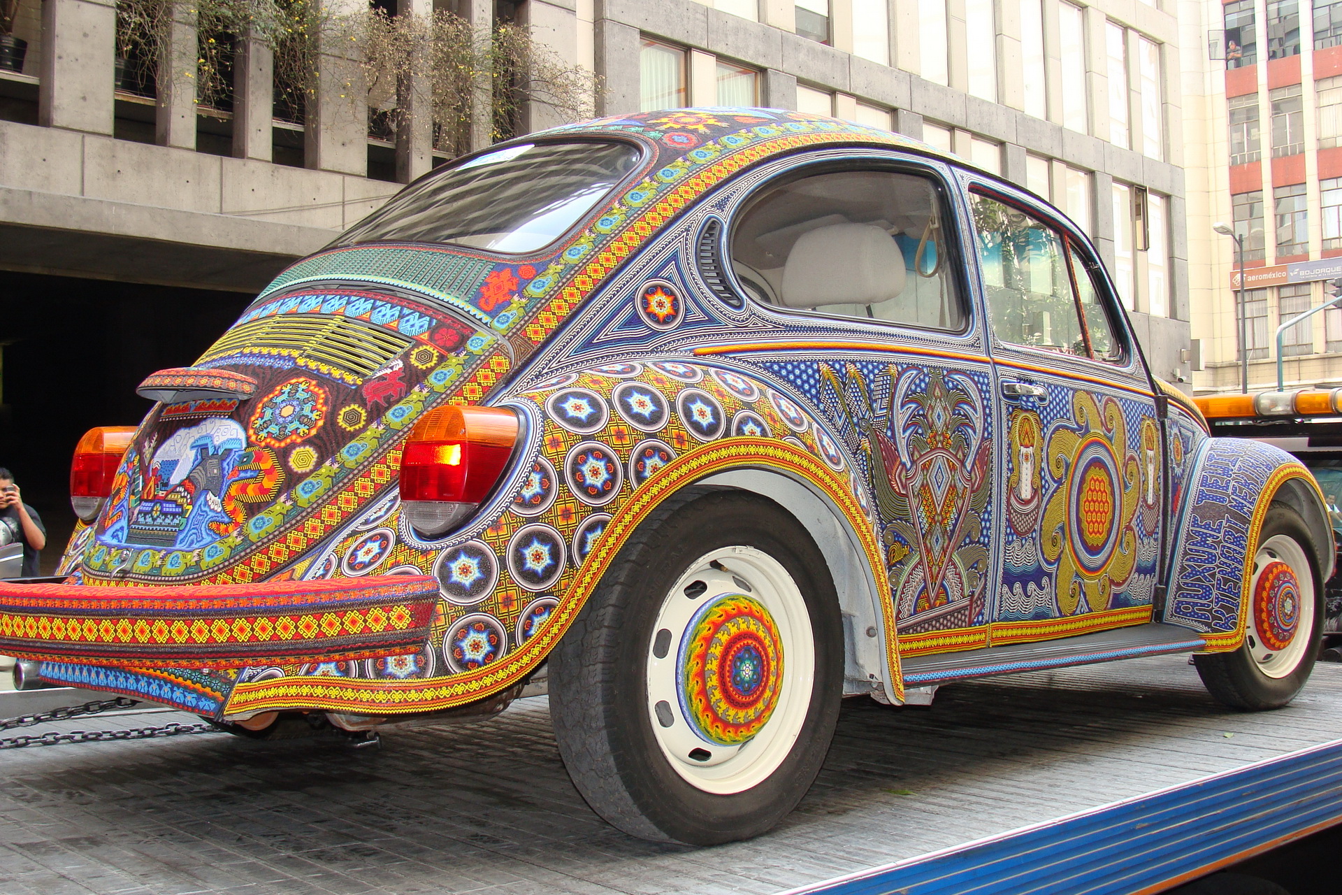 dempen nadering Kritiek VW Beetle 'Vochol' Has Over 2M Beads, Took 9,000 Hours To Build | Carscoops