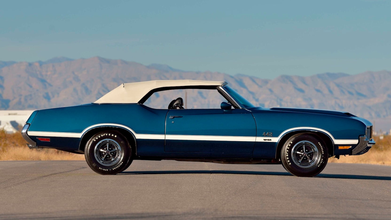 Buy This Oldsmobile 442 W 30 Convertible And Hear 7 5 Liters Of American Muscle Sing Carscoops