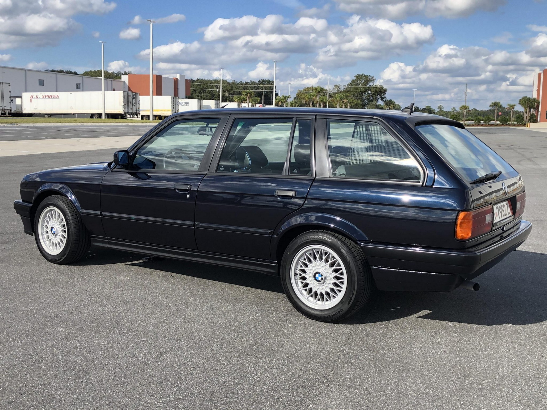 This 5-Speed 1993 BMW 318i Touring Might Be Right Up Your Alley | Carscoops