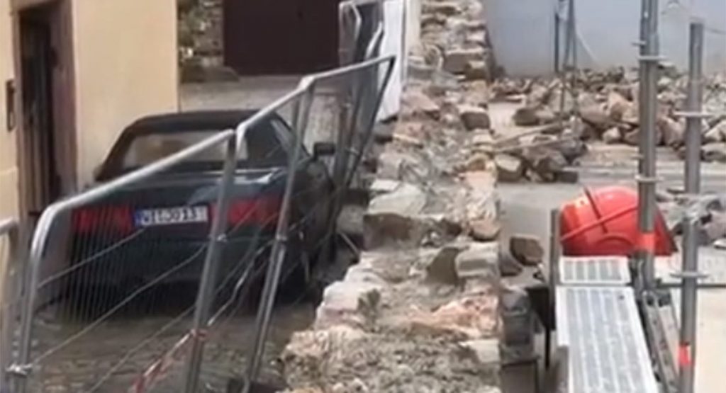  Not Even A Construction Zone Could Stop This Audi 80 Driver