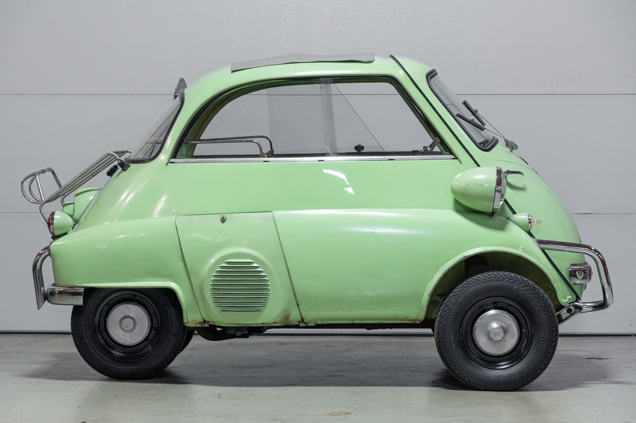 Take A Trip Back In Time With This Cute 1959 BMW Isetta | Carscoops