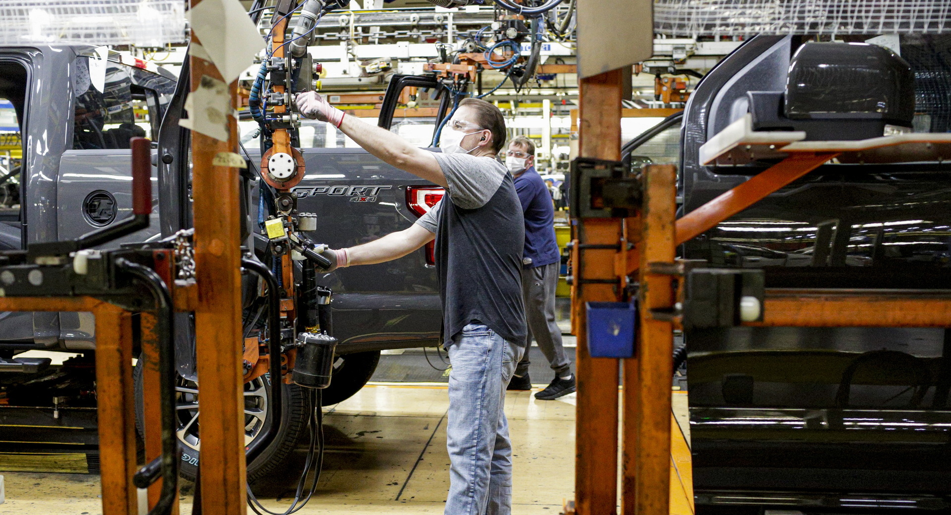 Ли вместо. Замена людей машинами. Ford Plant машина. Машина Форд робот. Роботы люди собирают машину.