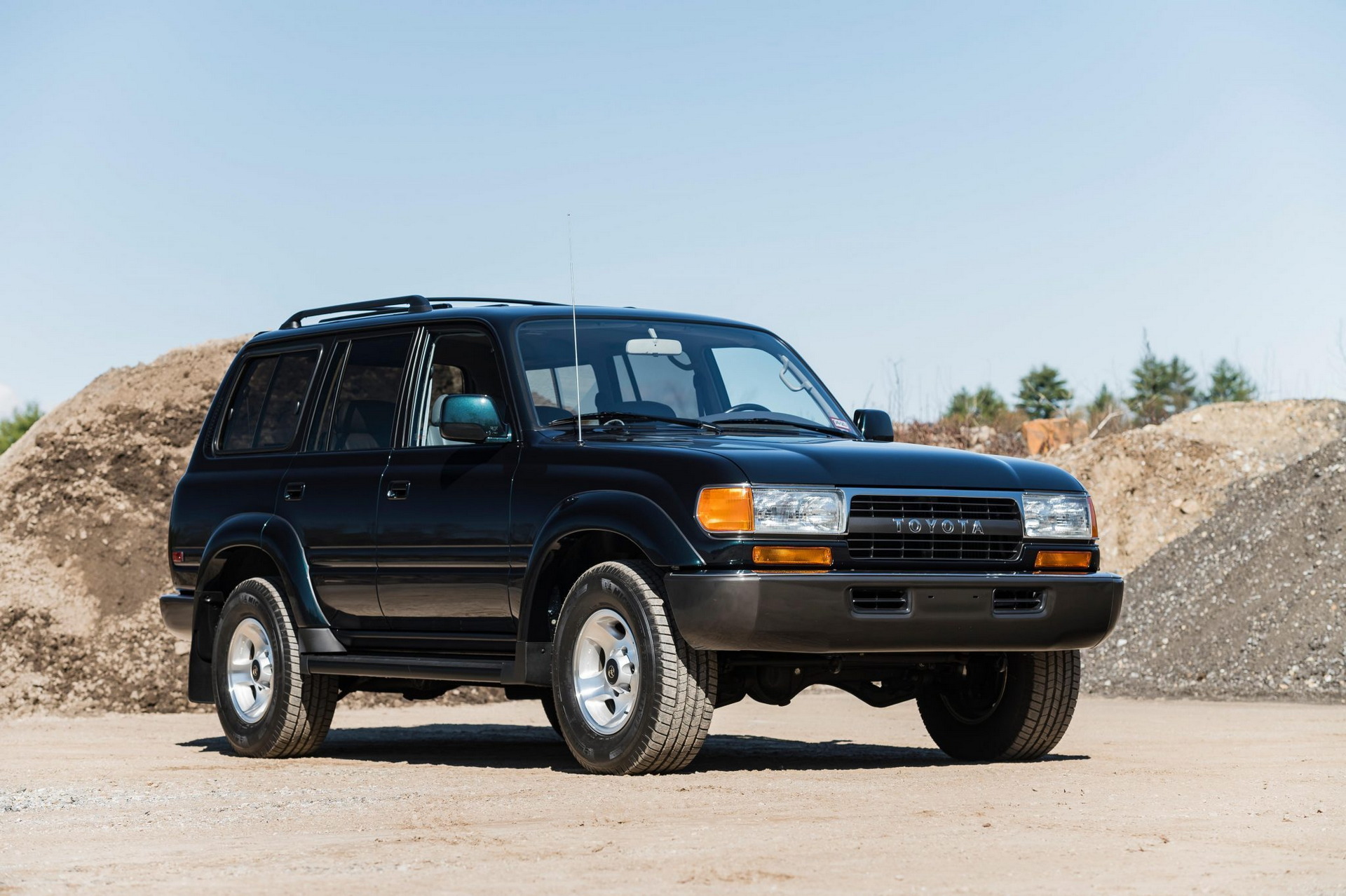 A 1k-Mile 1994 Toyota Land Cruiser Just Sold For A Whopping $136,000 ...