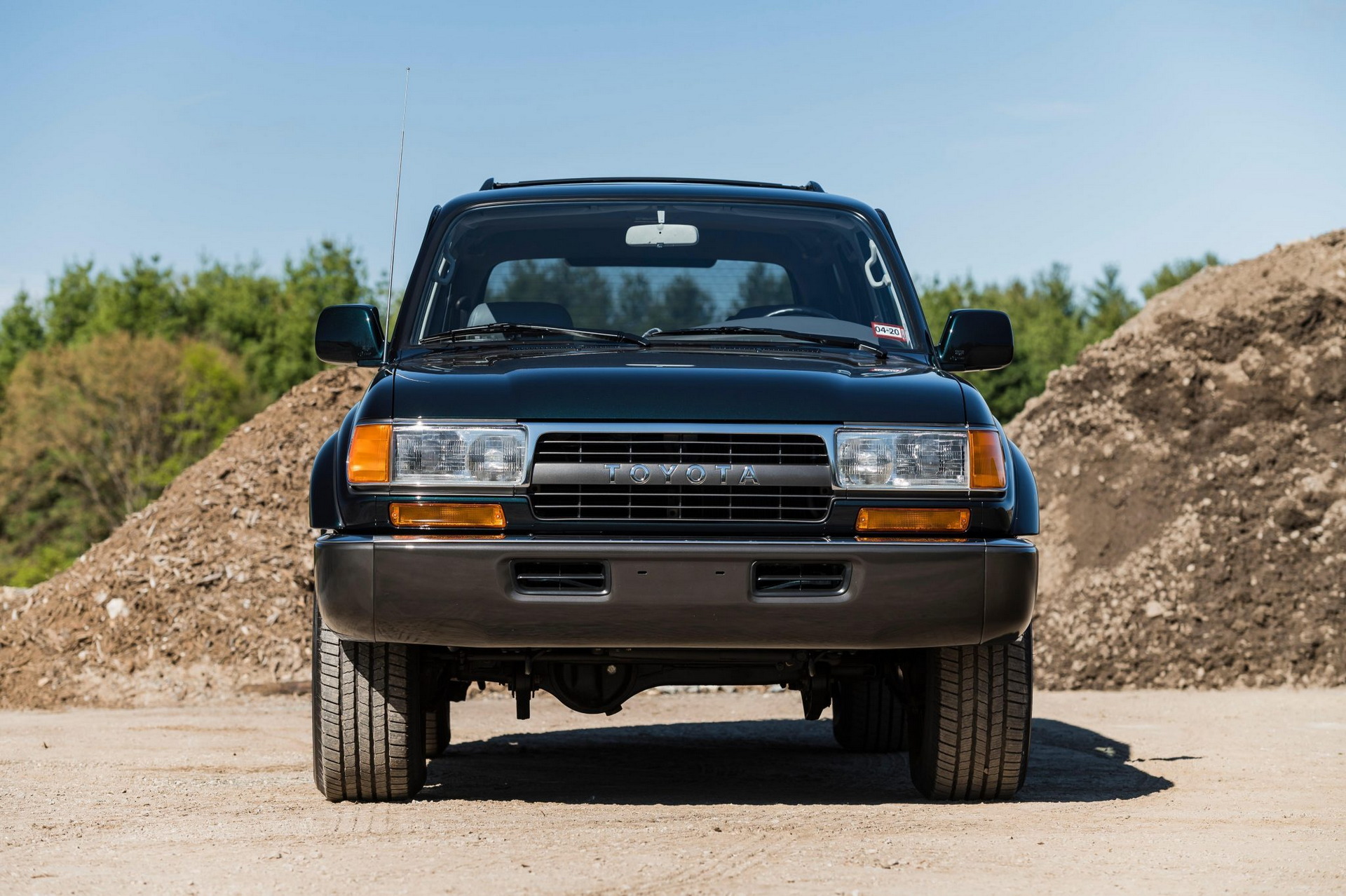 A 1k-Mile 1994 Toyota Land Cruiser Just Sold For A Whopping $136,000 ...