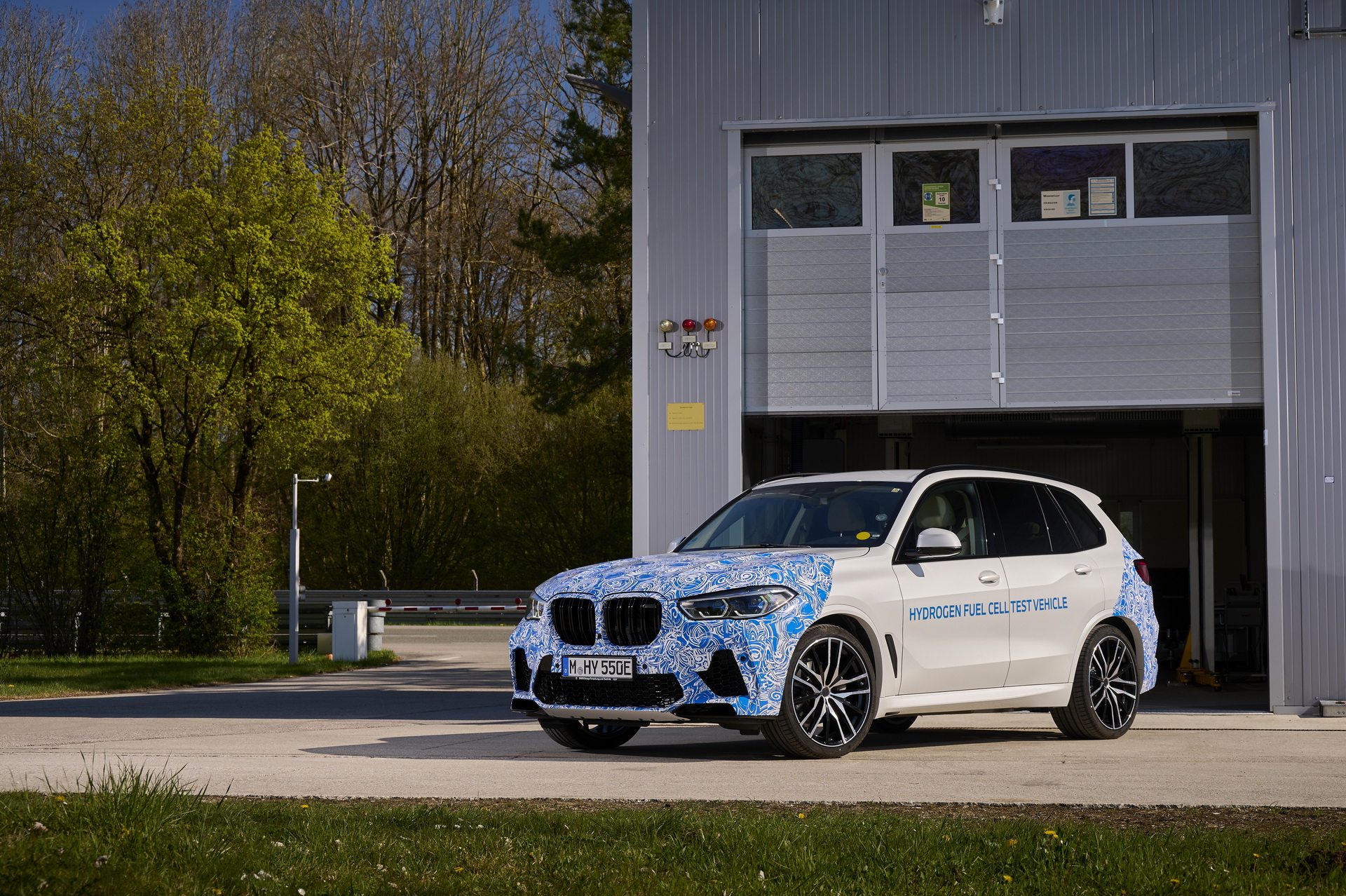 BMW Rolls Out X5 Hydrogen Fuel Cell Prototype Ahead Of 2022 Launch ...