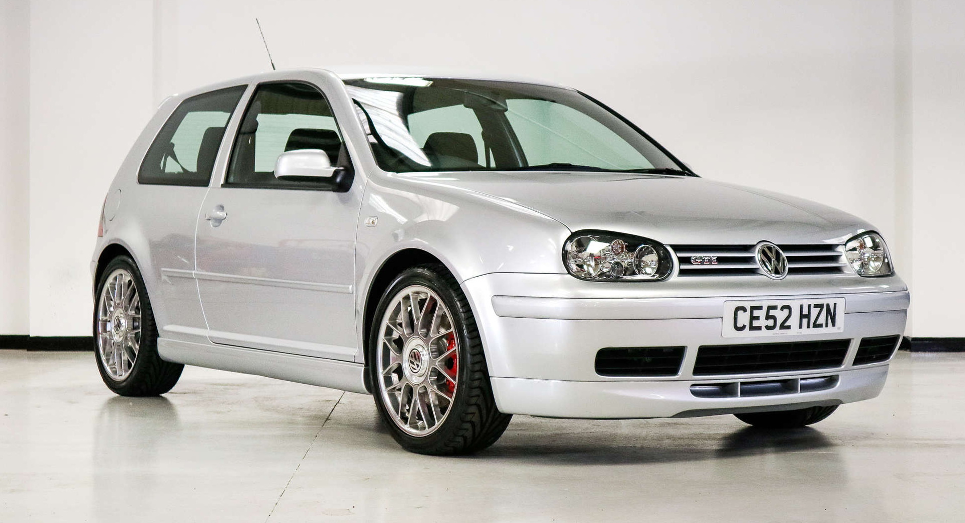 https://www.carscoops.com/wp-content/uploads/2021/07/2002-VW-Golf-GTI-25th-Anniversary-Edition-8-Mile-1.jpg